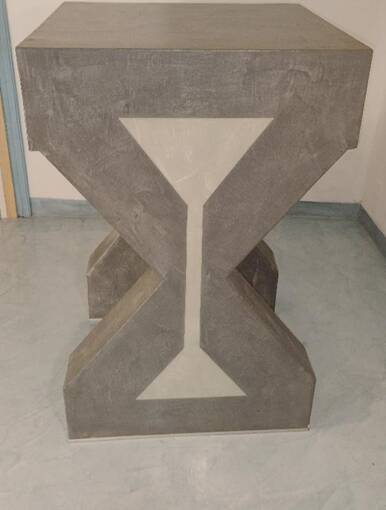 Pedestal / High side table in polished concrete – Unique artisan piece.