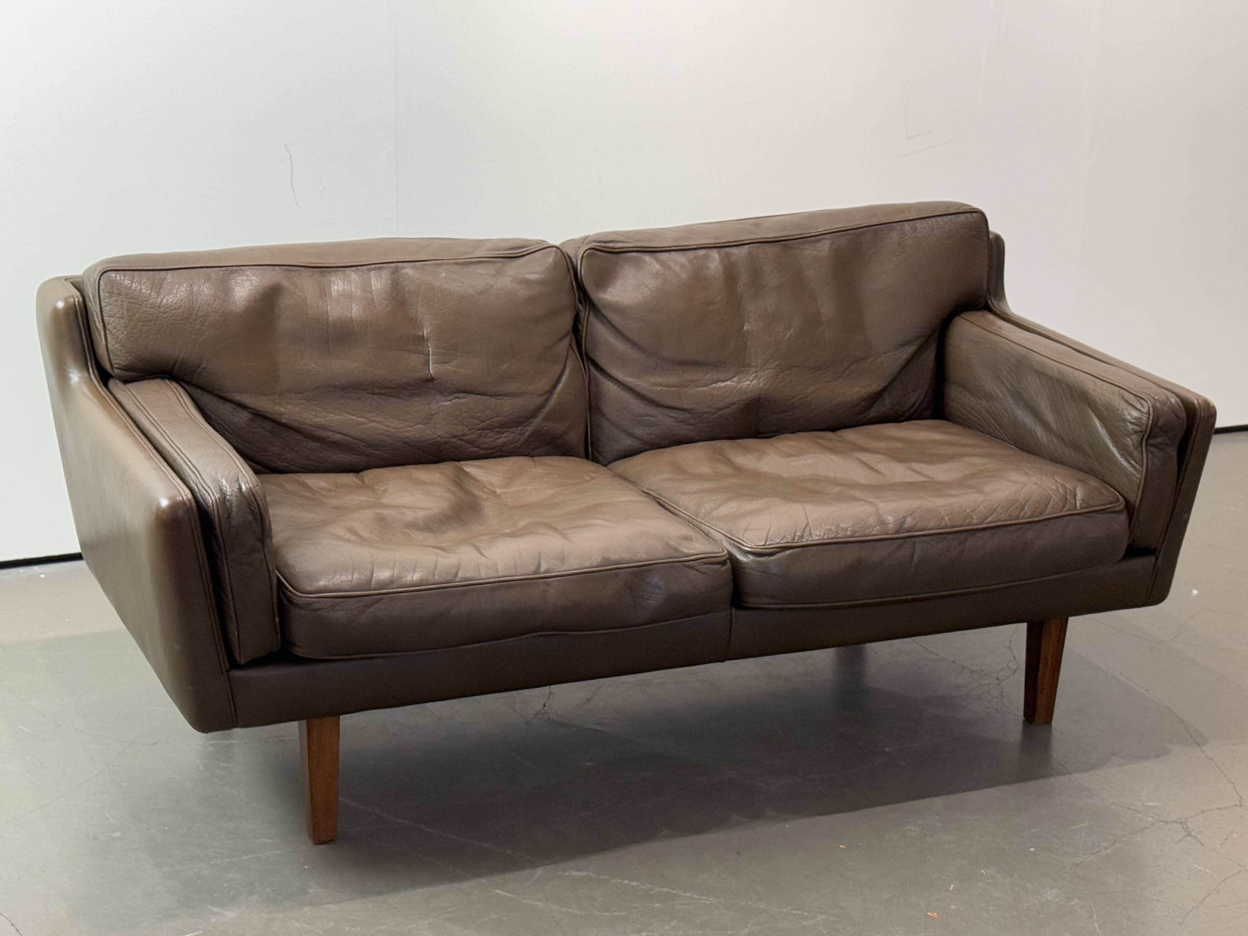 2-seater sofa in brown leather, Illum Wikkelso for Holger Christiansen