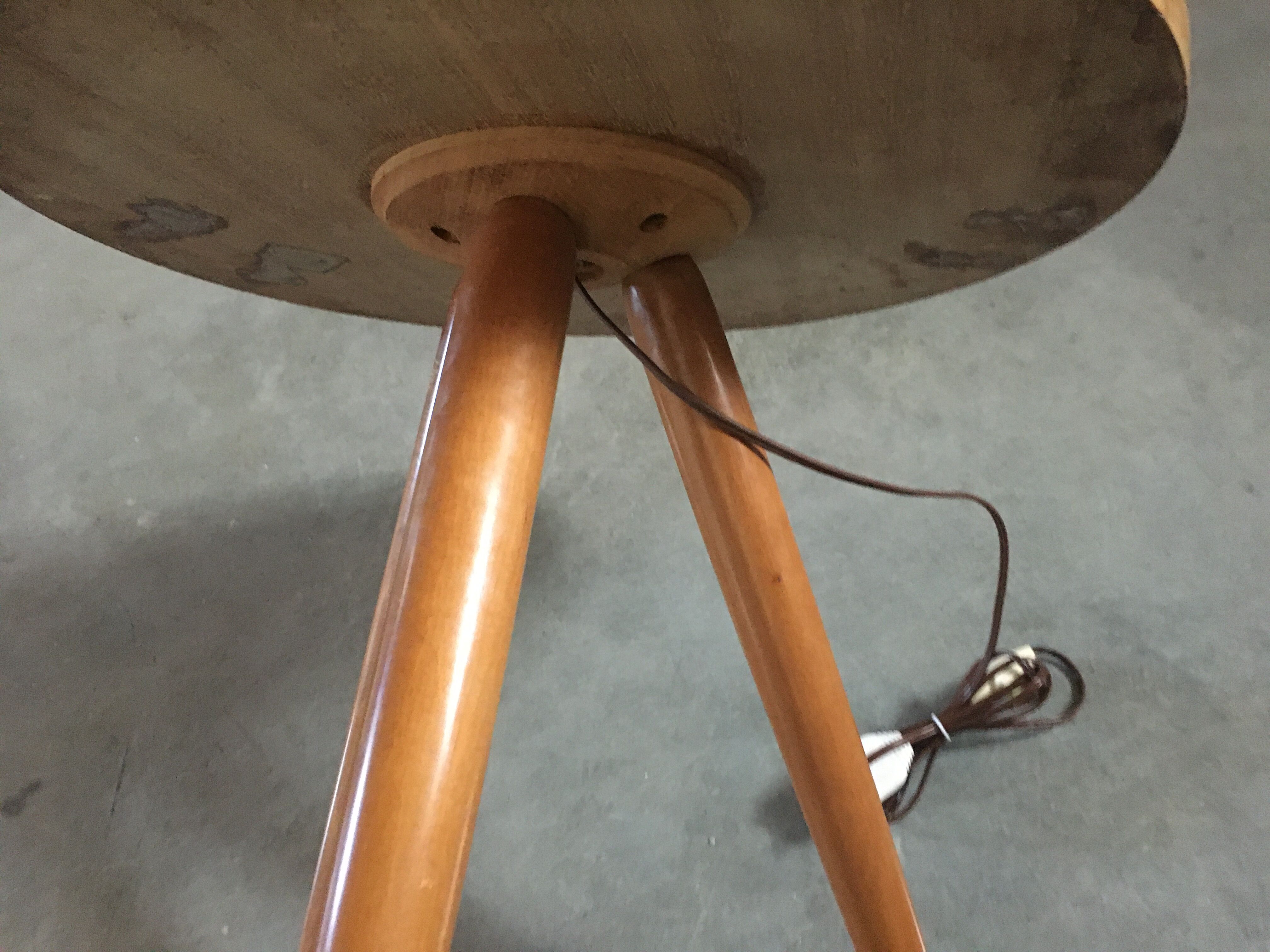 Tripod tablet lamppost