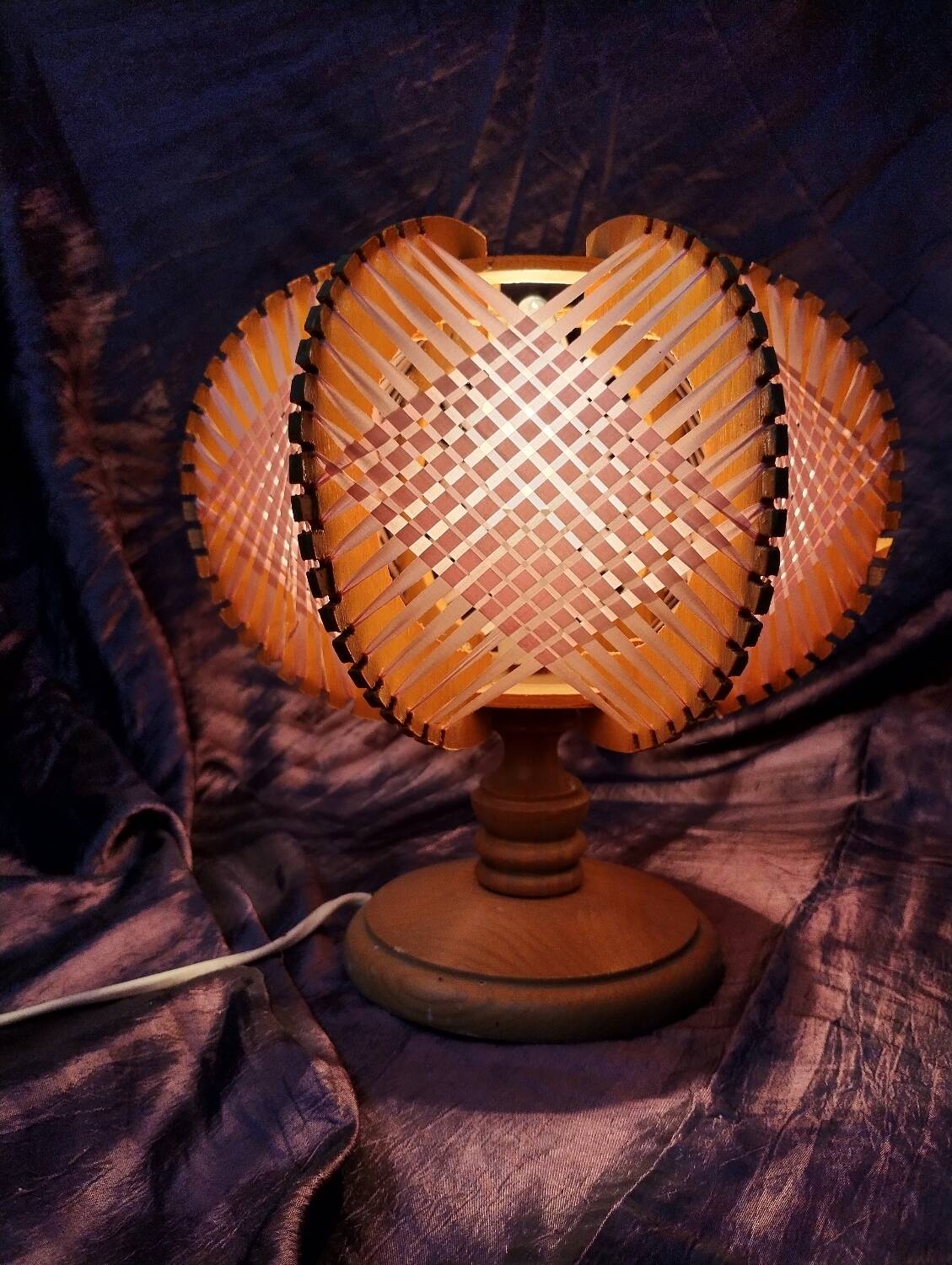 Scandinavian table lamp in vintage wire and wood from the 70s