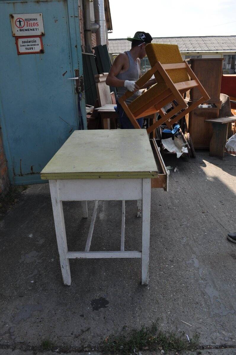 Rustic extendable dining table in white wood with an olive top, 1950s.