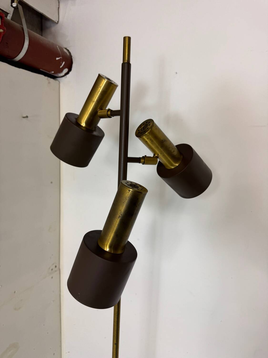 Lampadaire vintage moderniste marron et laiton à 3 spots, années 1960