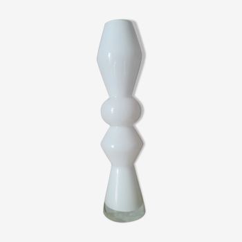 Vase géométrique en opaline blanche