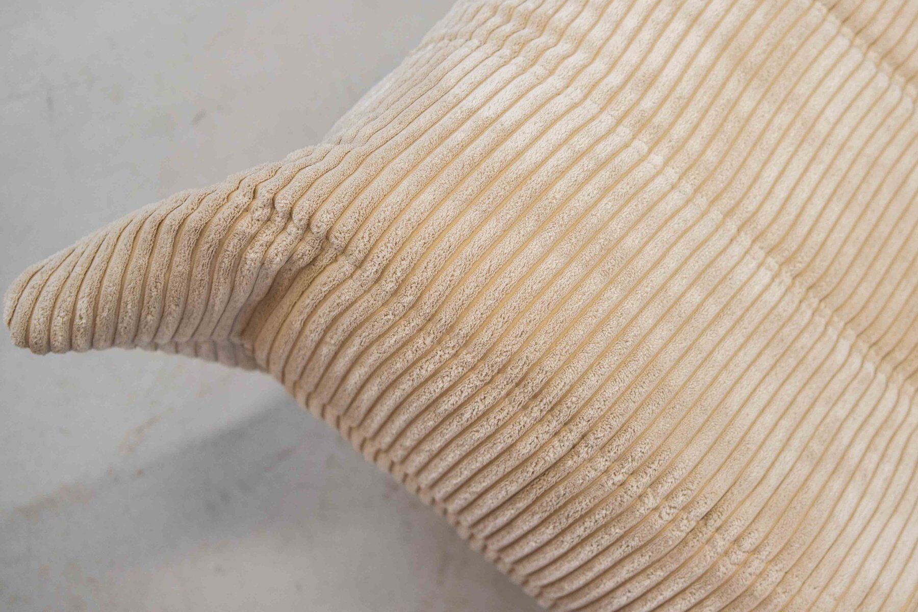 Togo chaise lounge in white corduroy fabric attributed to Michel Ducaroy for Ligne Roset, 1974