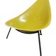 Fauteuil  à piétement tripode en acier laqué. Édité par Merat en 1956.