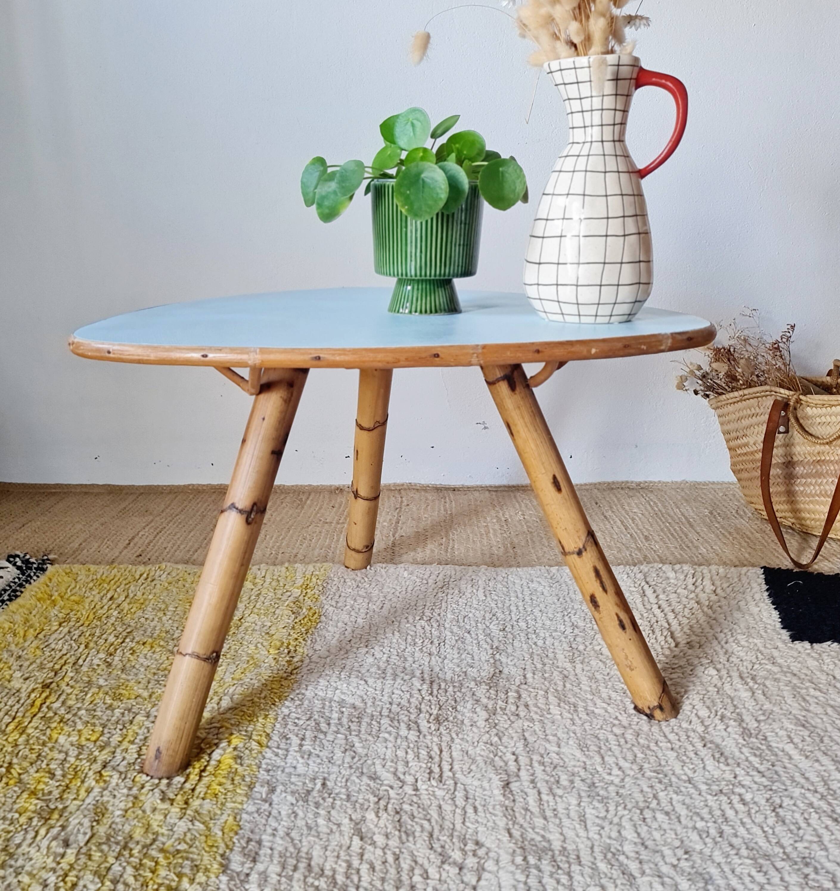 Table basse tripode – Rotin & Bambou – Plateau ovoïde bleu ciel