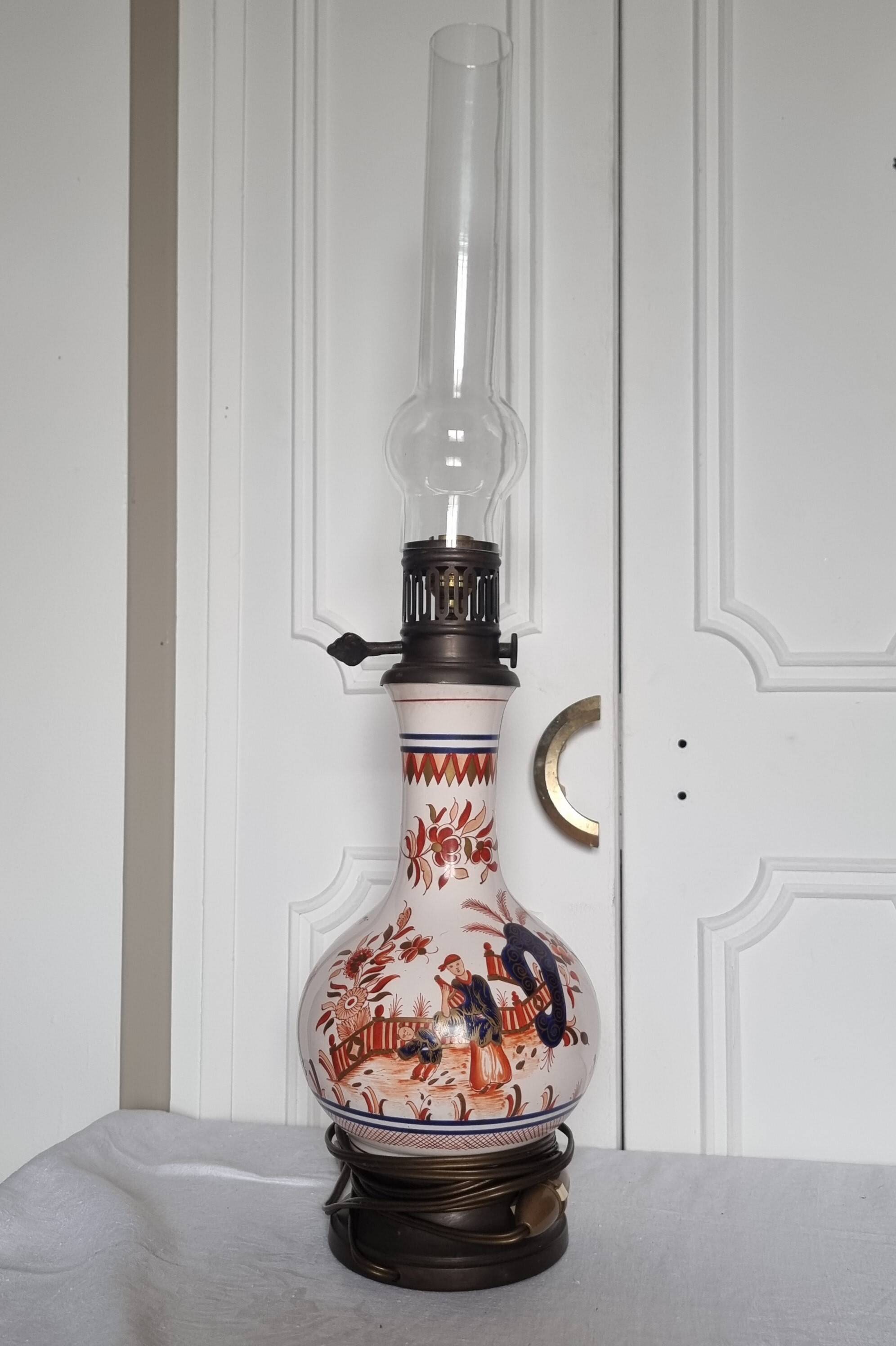 Lampe à gaz électrifiée en porcelaine chinoise peinte à la main