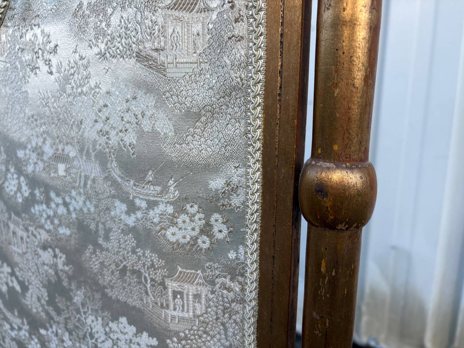 Old gilded wooden screen – Japanese-style fabric