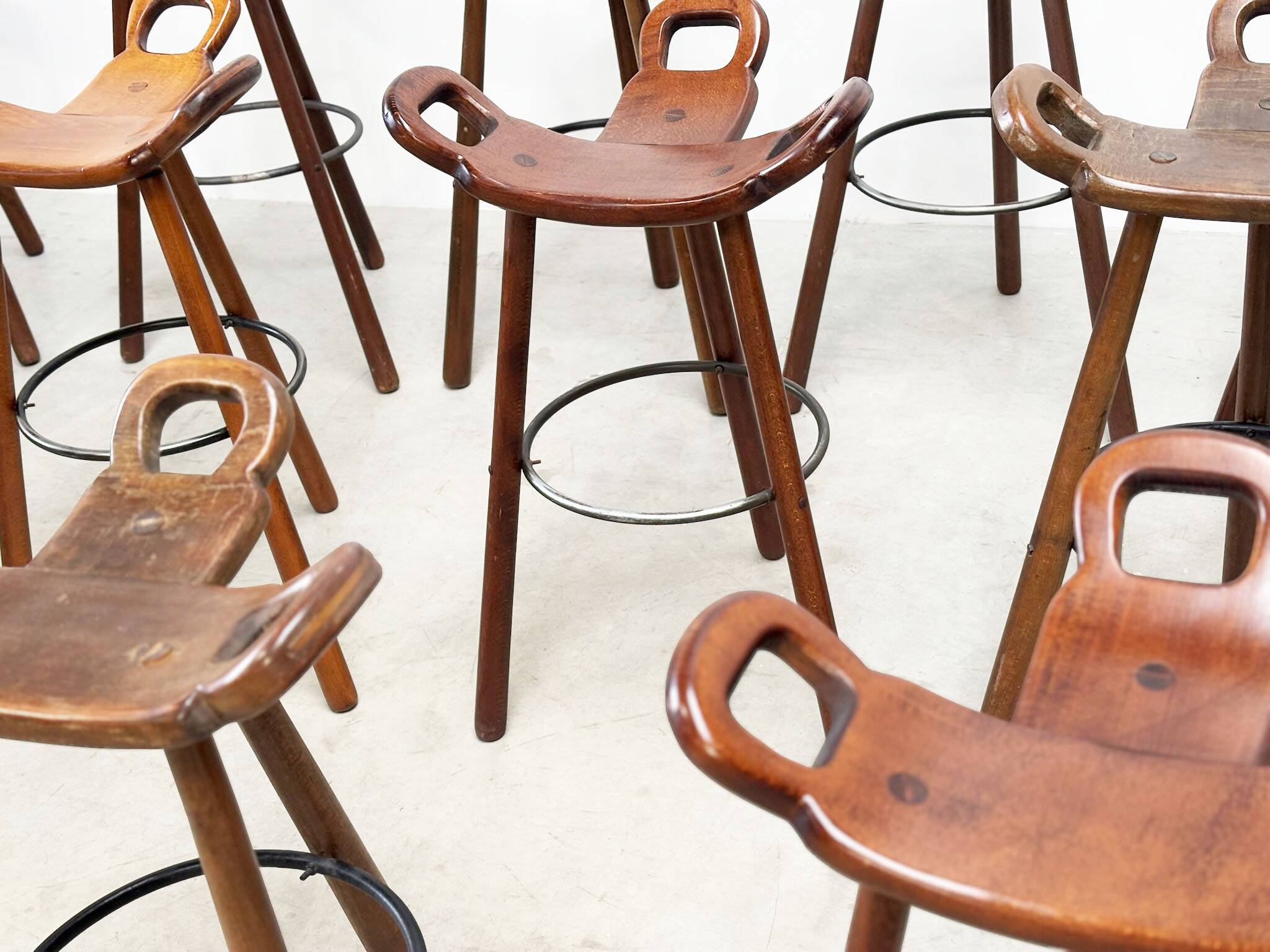 Grand ensemble de tabourets de bar espagnols, vendus à l'unité