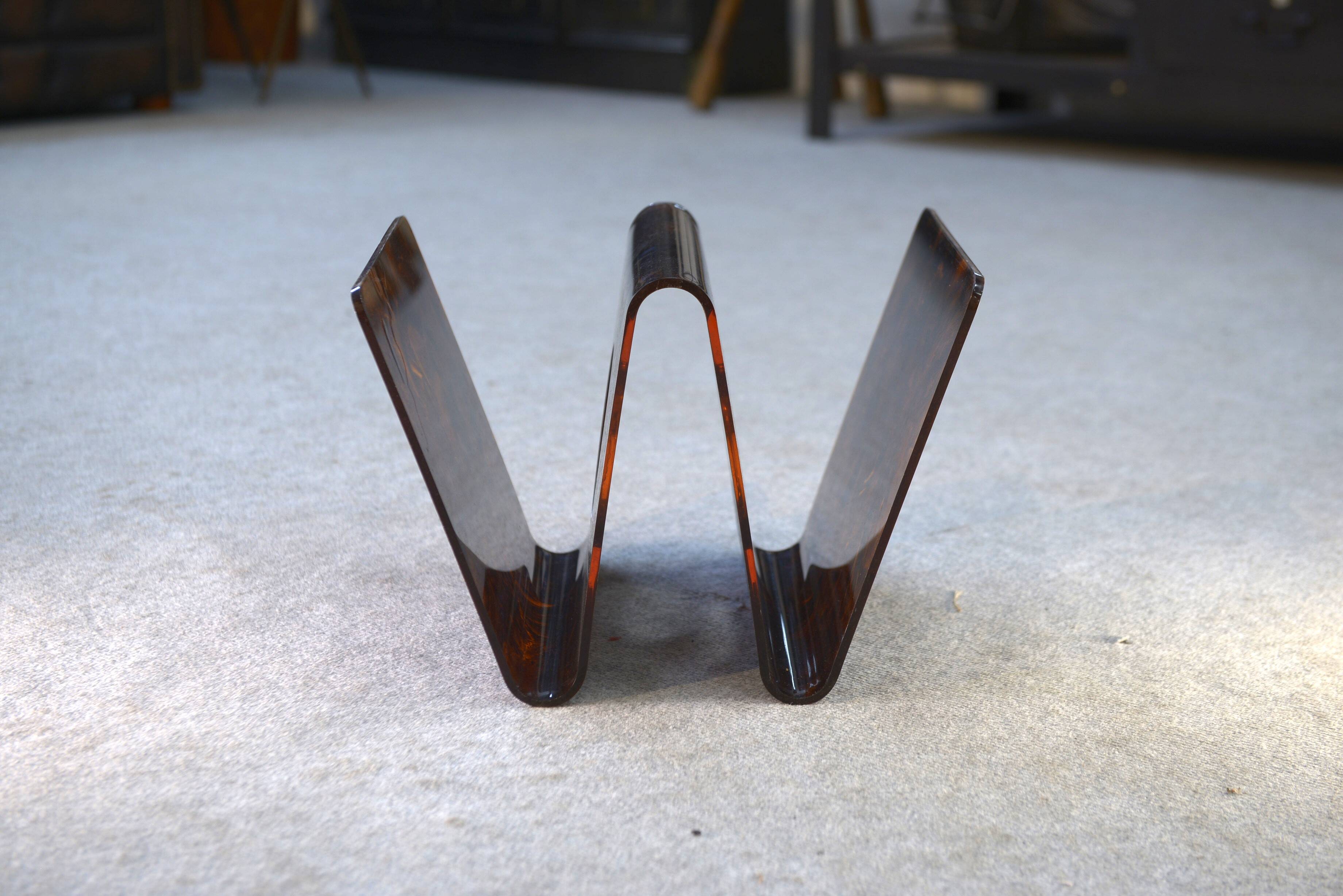 Design magazine rack in resin published by Alpac France 1970