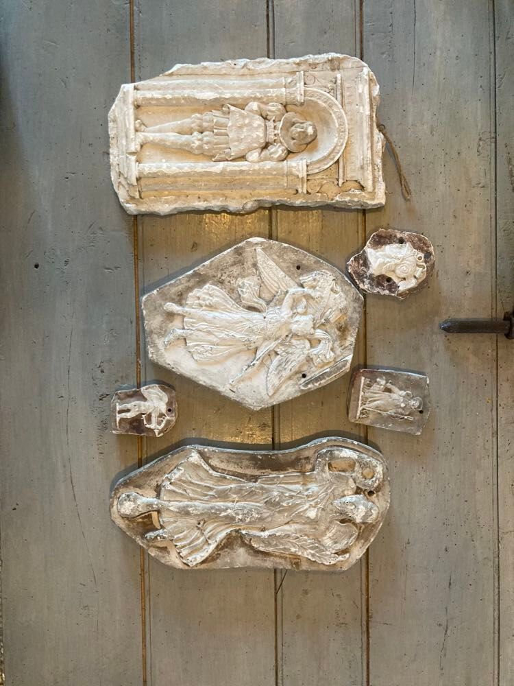 Lot bas-relief in plaster