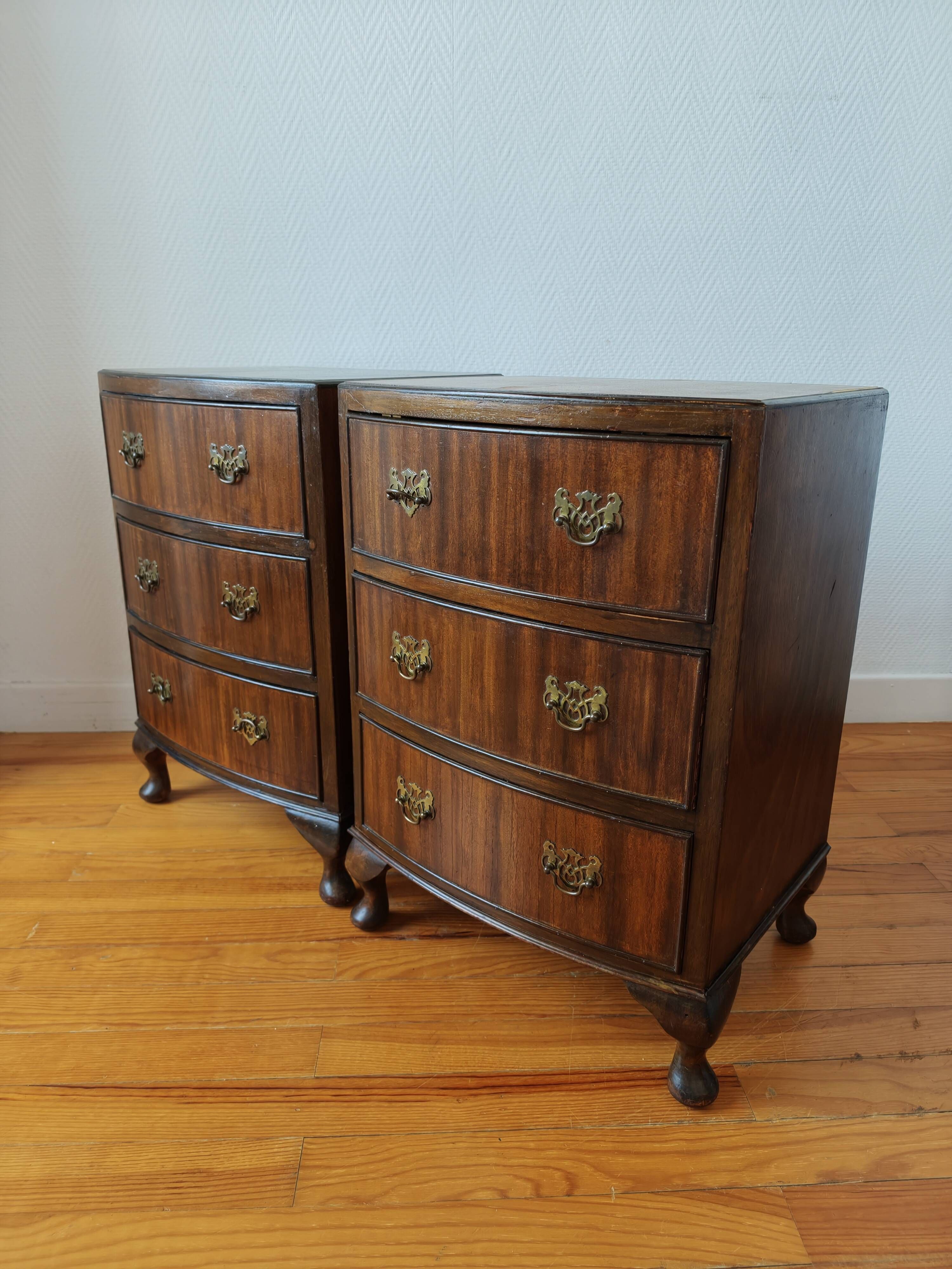 Paire de petites commodes anglaises style Queen Anne – années 1950