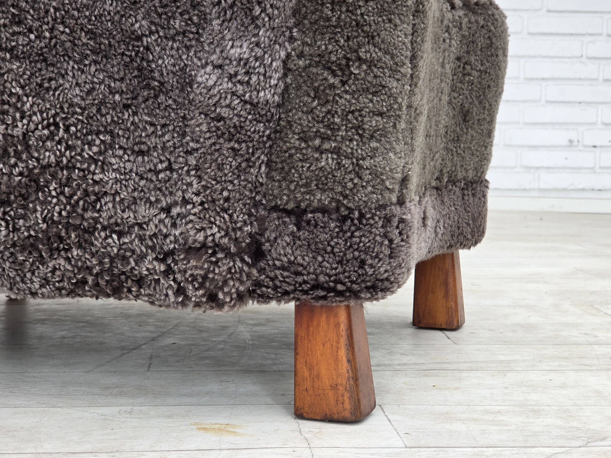 Années 1960, design danois, fauteuil rembourré, véritable peau de mouton.
