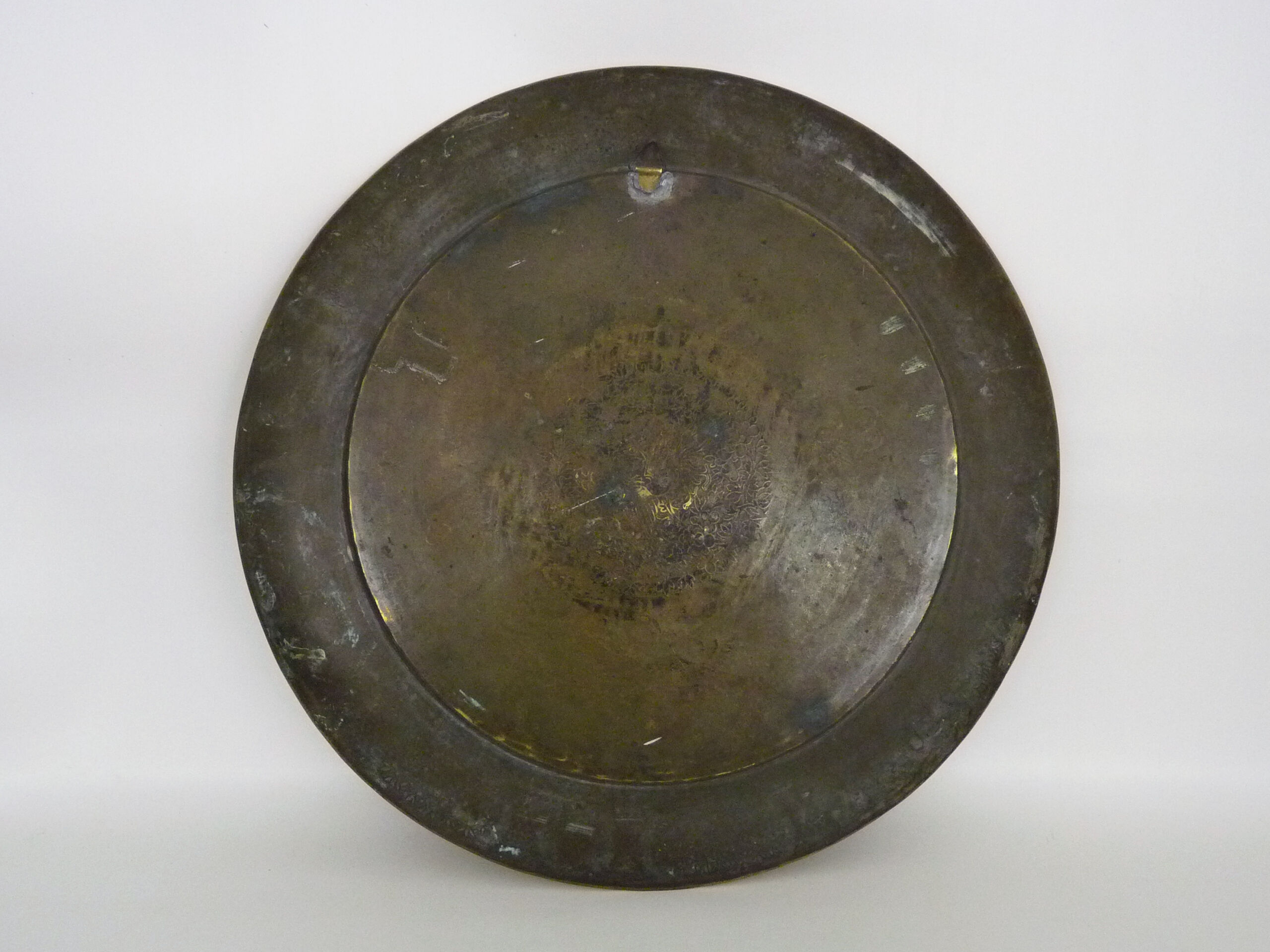 Plateau asiatique ( Laos ou Chine ) en bronze doré. Diamètre : 52,5 cm