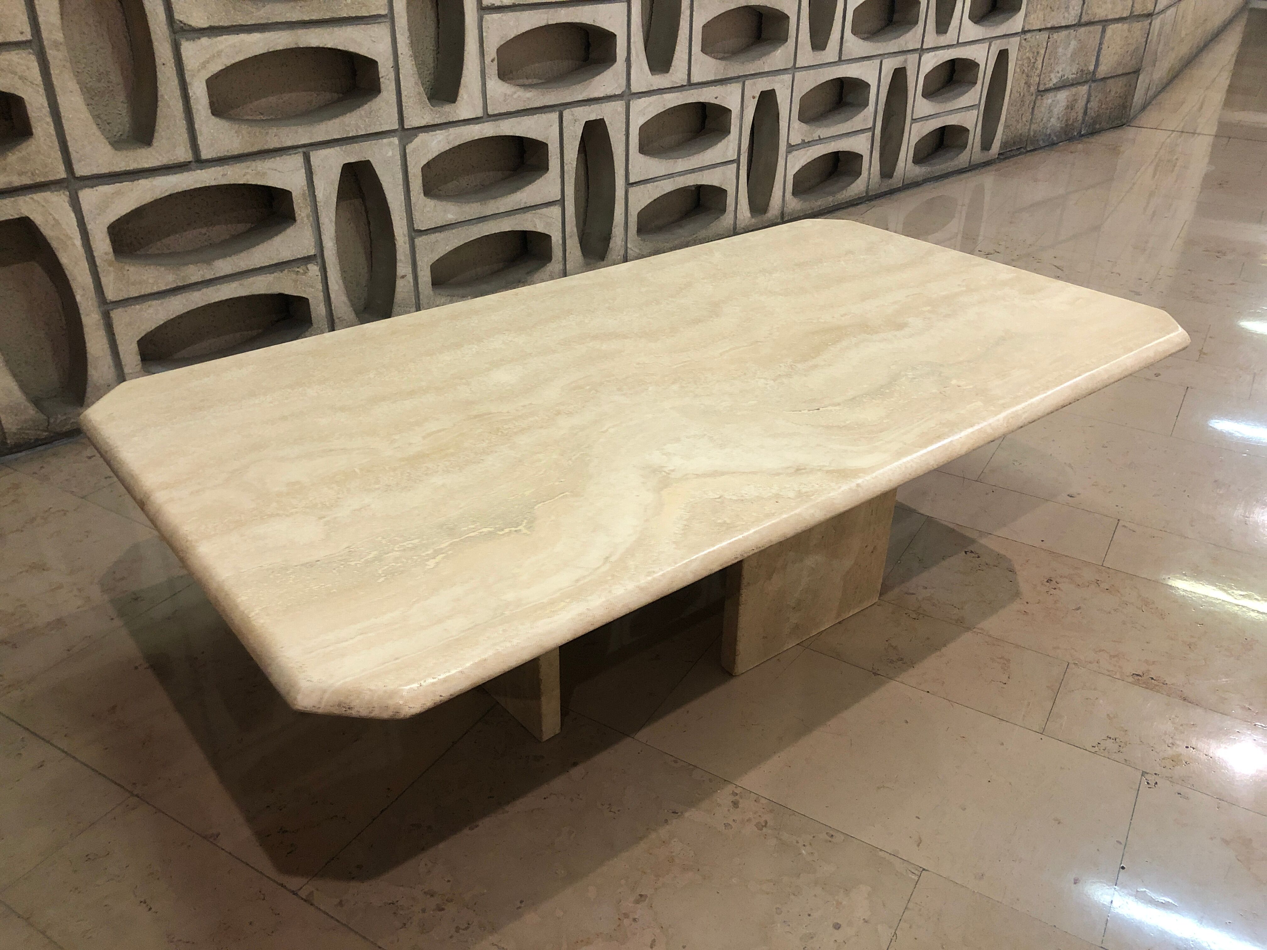 Table en travertin rectangle avec 2 pieds en l