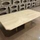 Table en travertin rectangle avec 2 pieds en l