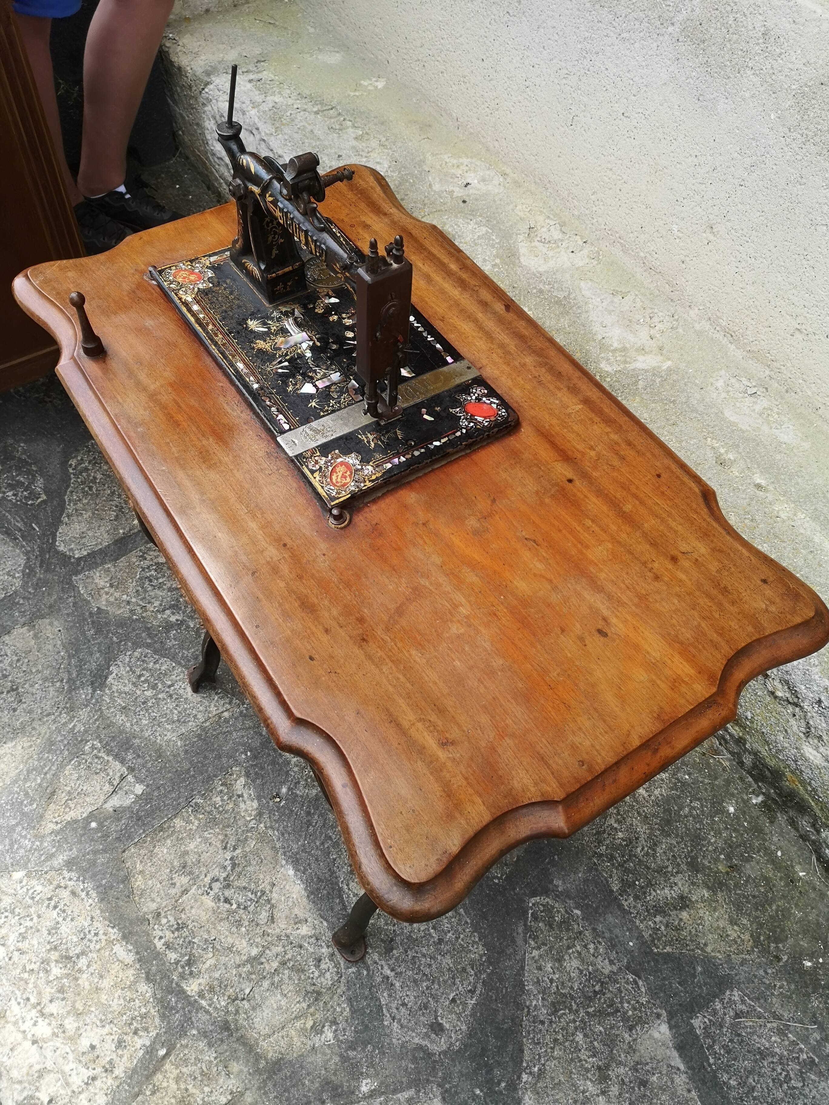Bijou sewing machine