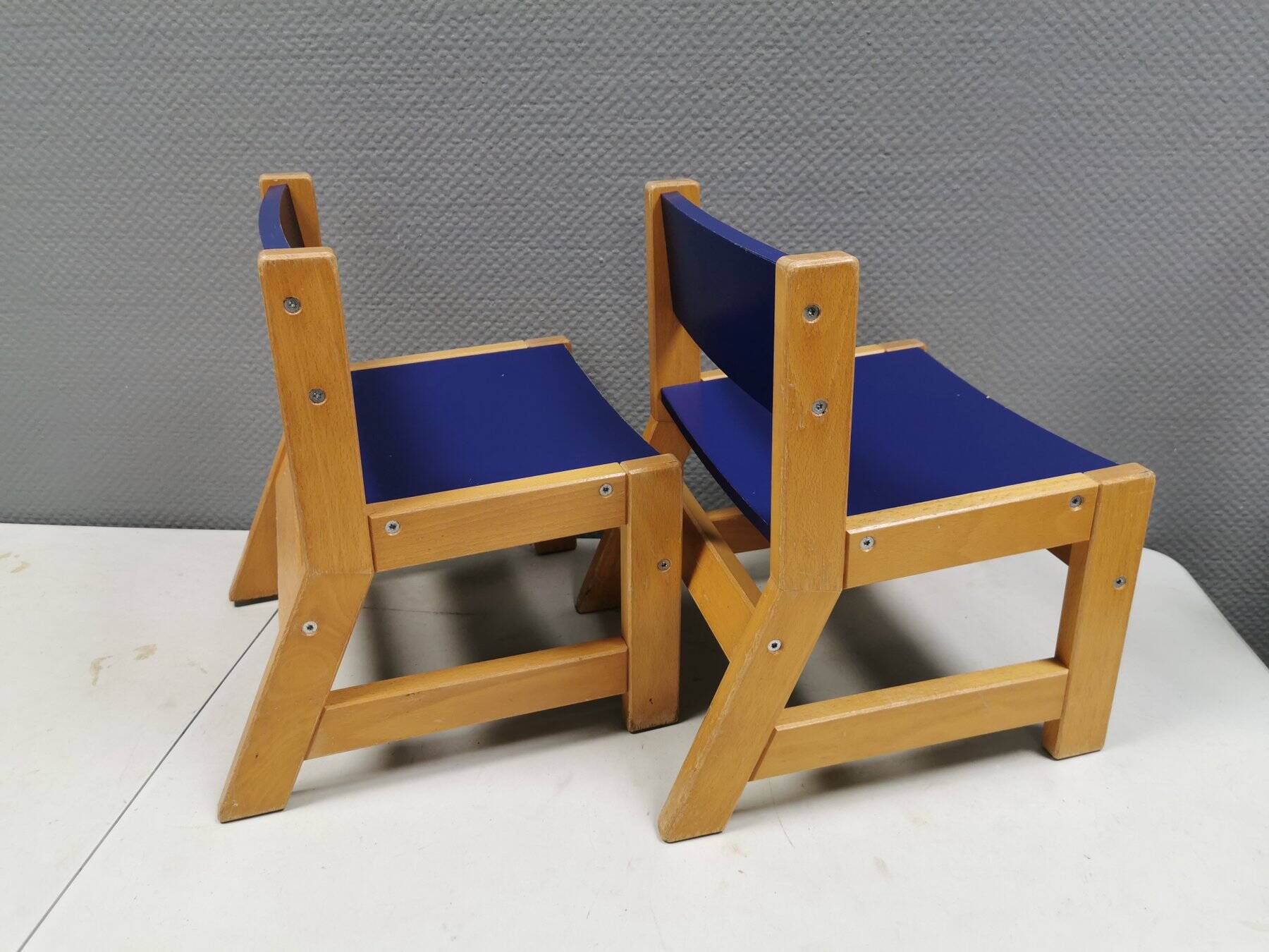 Brio children's chairs in light wood with blue lacquered seat and backrest