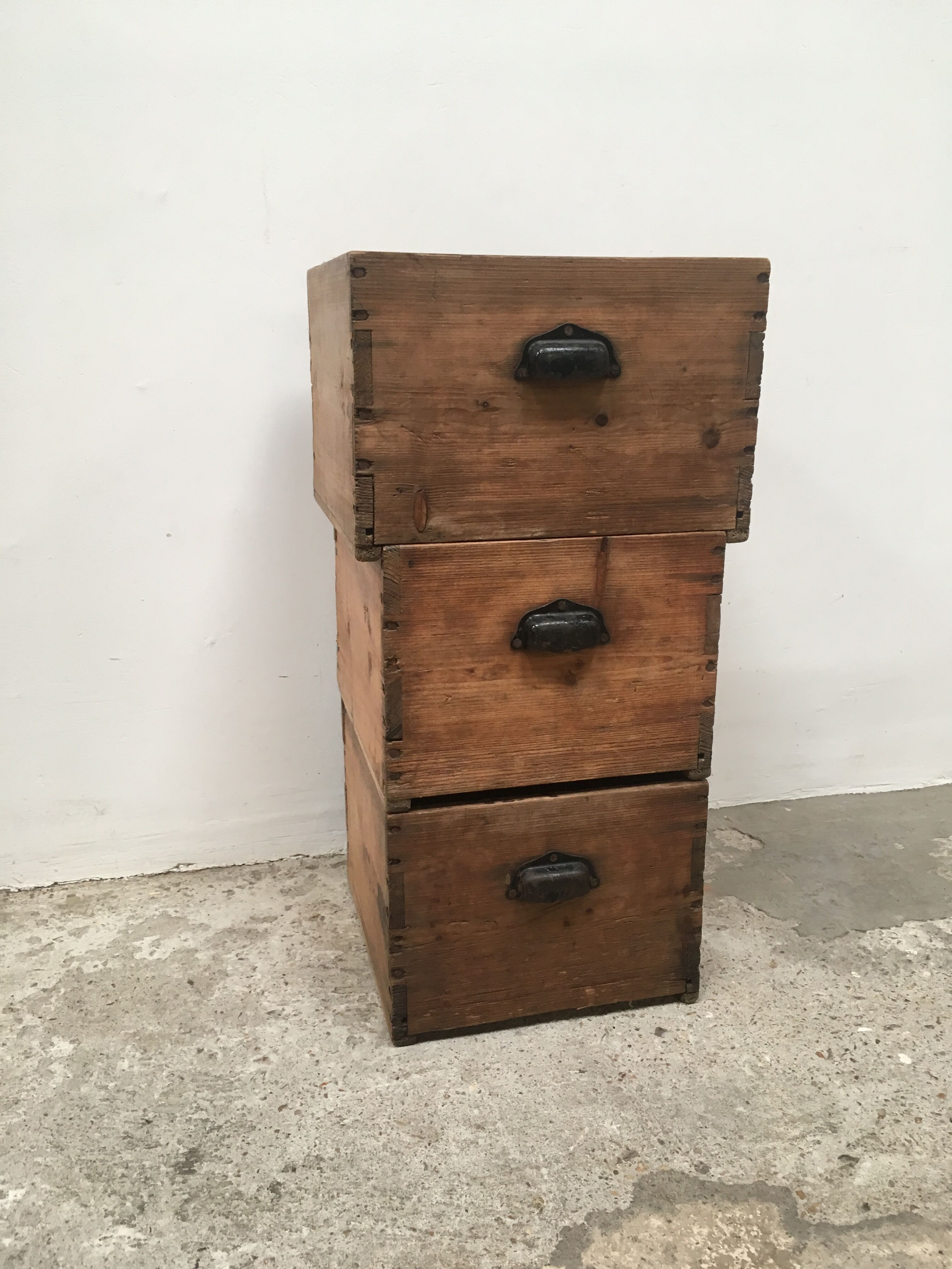 Batch of 3 wooden crates with handles