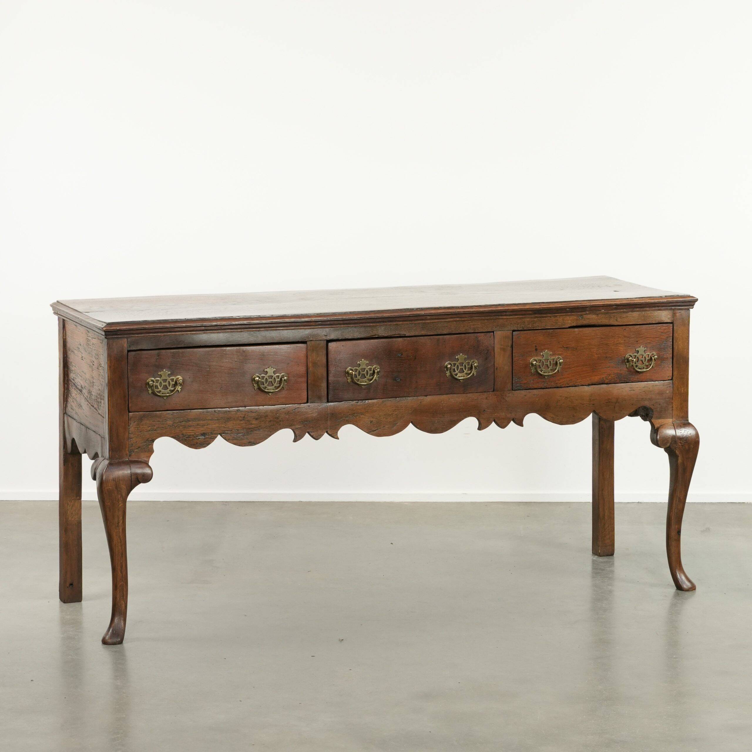 Buffet anglais ancien du XVIIIe siècle en chêne.