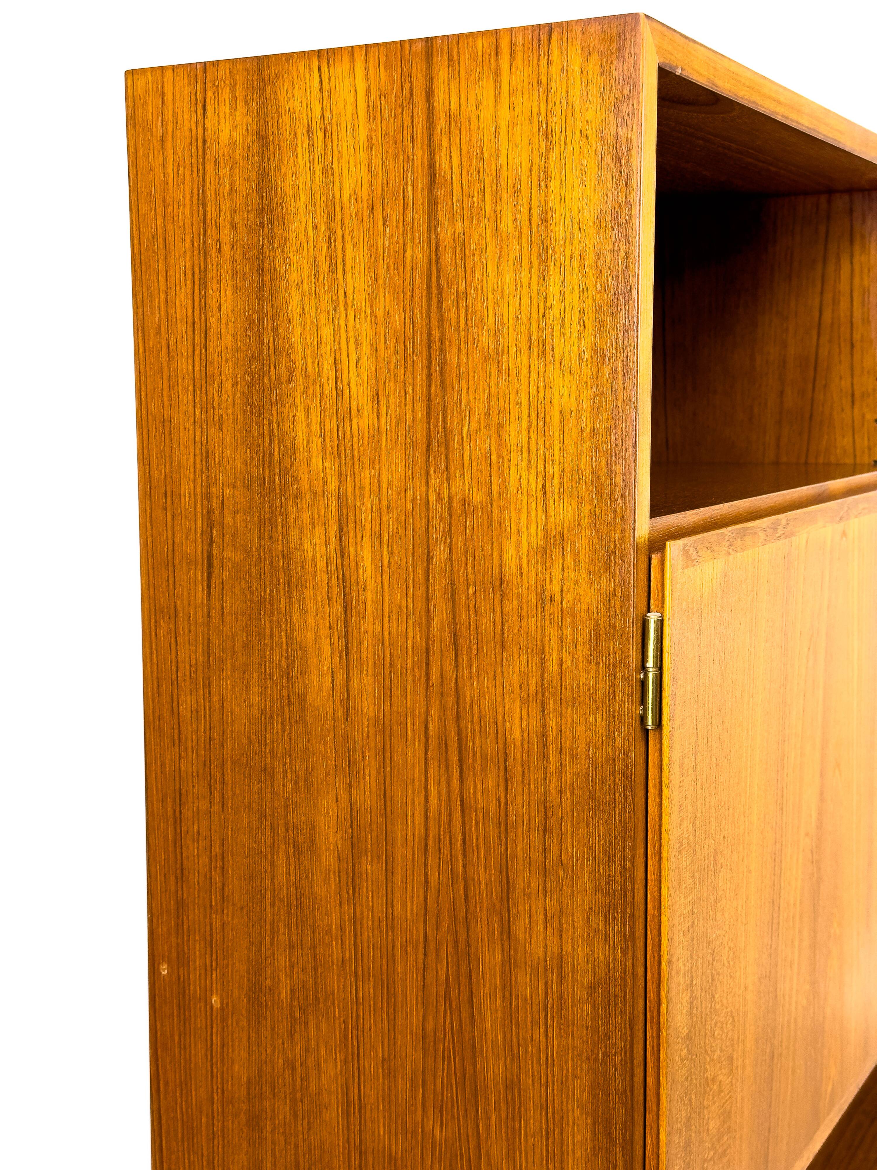 Bibliothèque danoise en teck avec portes par Omann Jun, 1960s