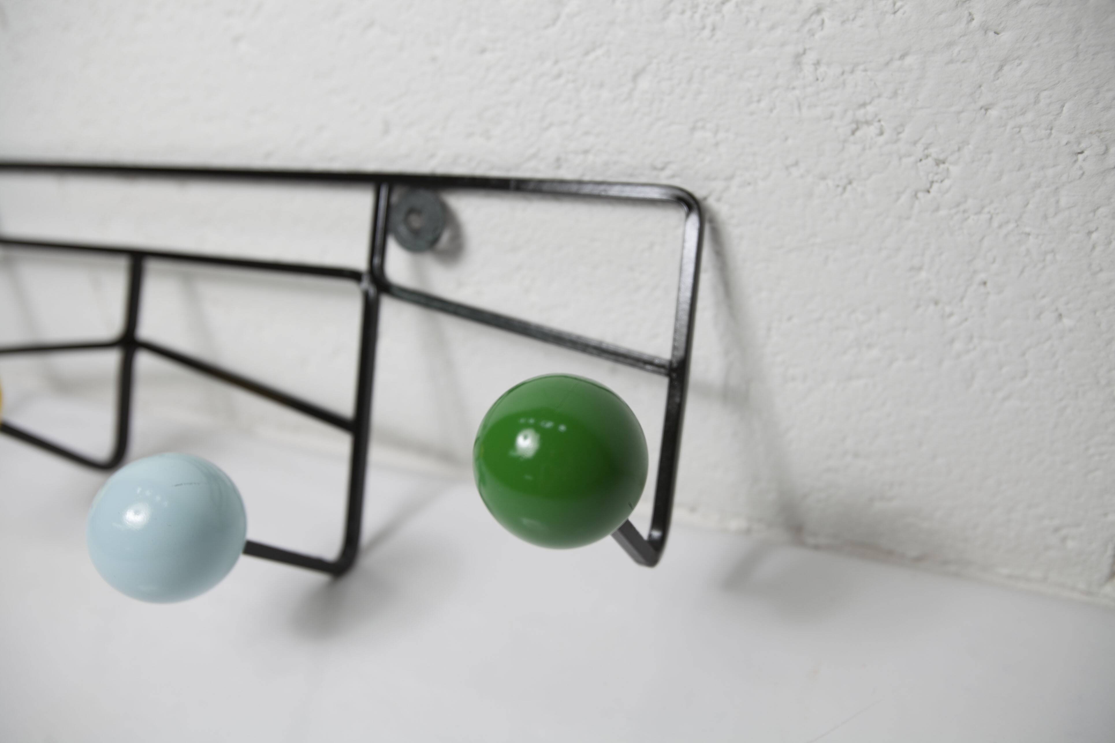 Portemanteaux mural 5 patères boules bois couleur et métal 1950