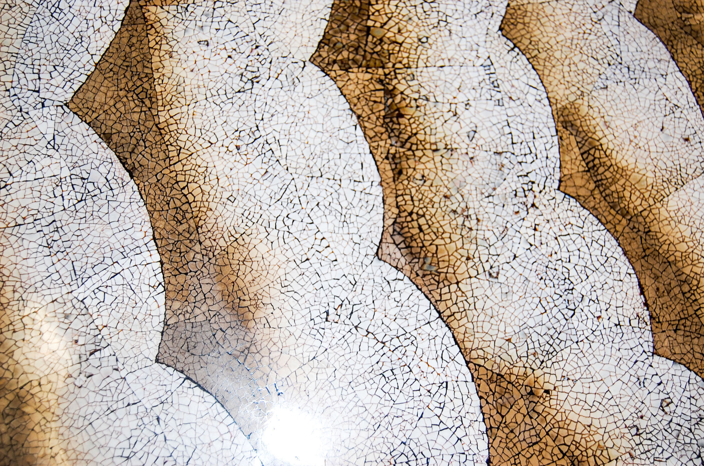 Round dining table in white lacquered wood, Italy, 1970s, decorated eggshell top