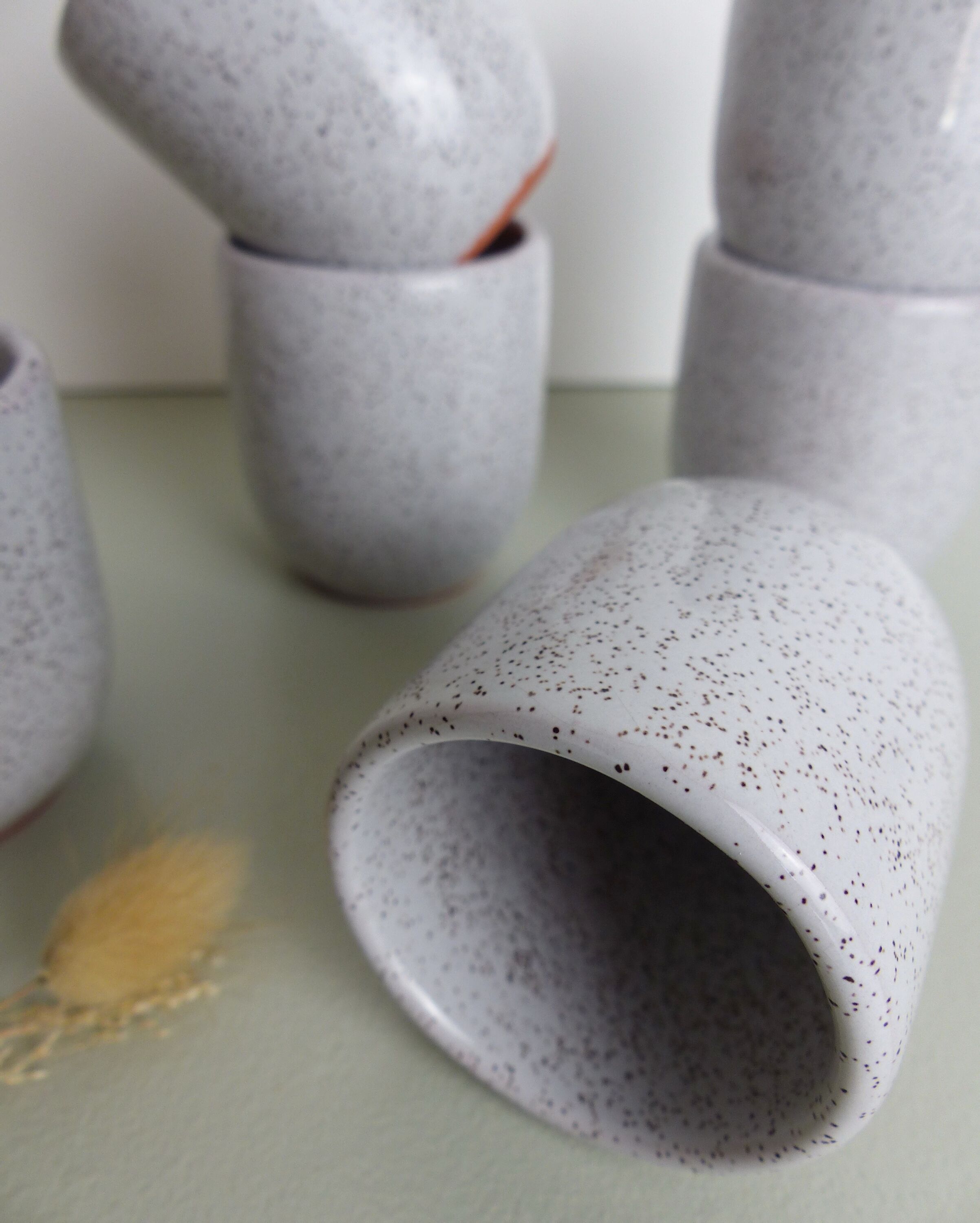 Set de 6 coquetiers petites tasses en grès moucheté