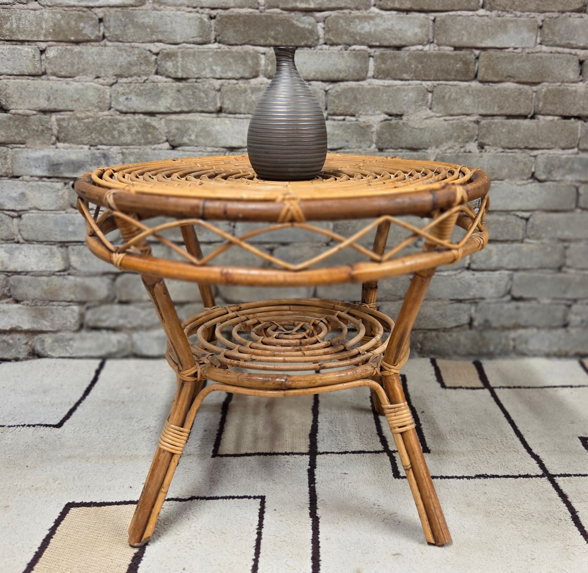 Vintage round side table in rattan – 1960s/70s