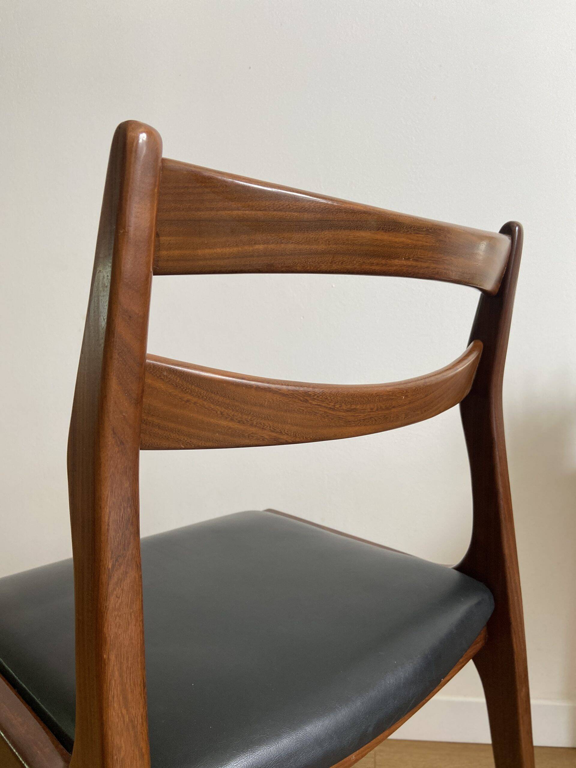 Chaise vintage bois et skaï noir