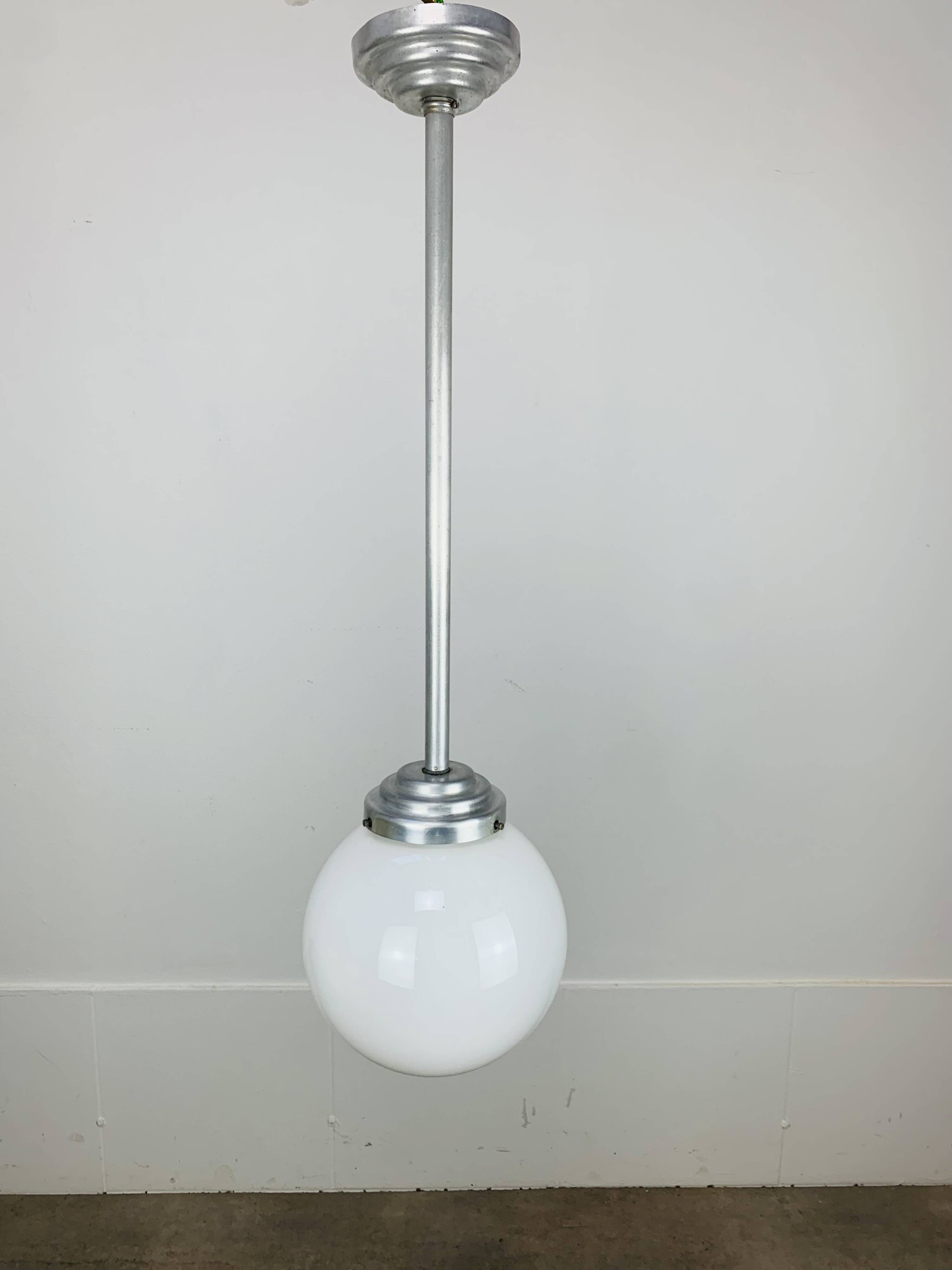Suspension boule opaline art déco, 1930/1940