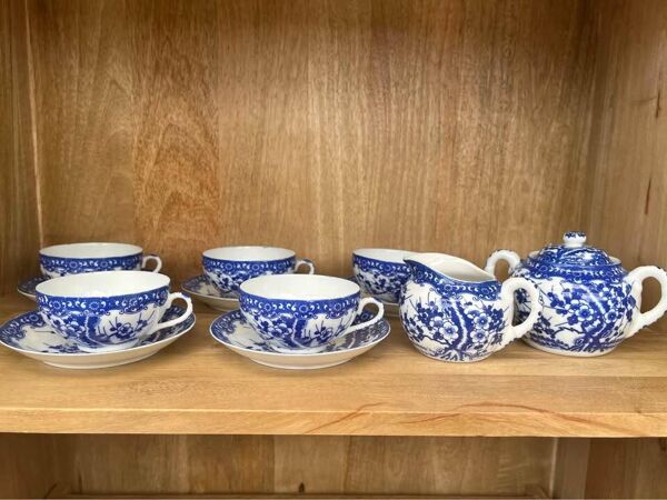 Service japonais en porcelaine lithophanie, décors floraux bleu et blanc