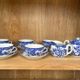 Service japonais en porcelaine lithophanie, décors floraux bleu et blanc