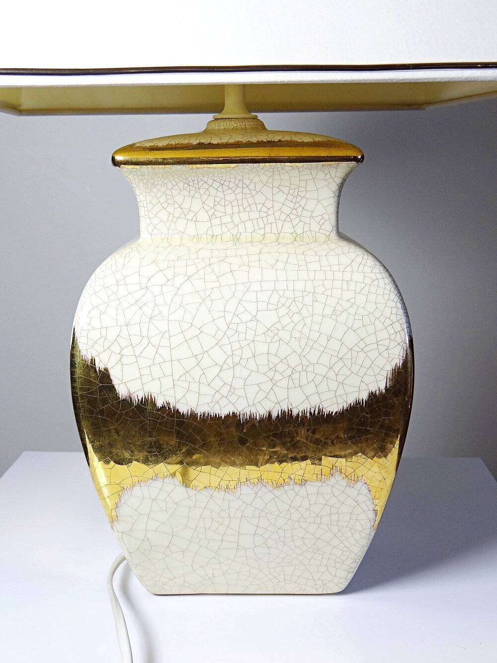 Large vintage Italian lamp in cracked ivory ceramic with gilding.