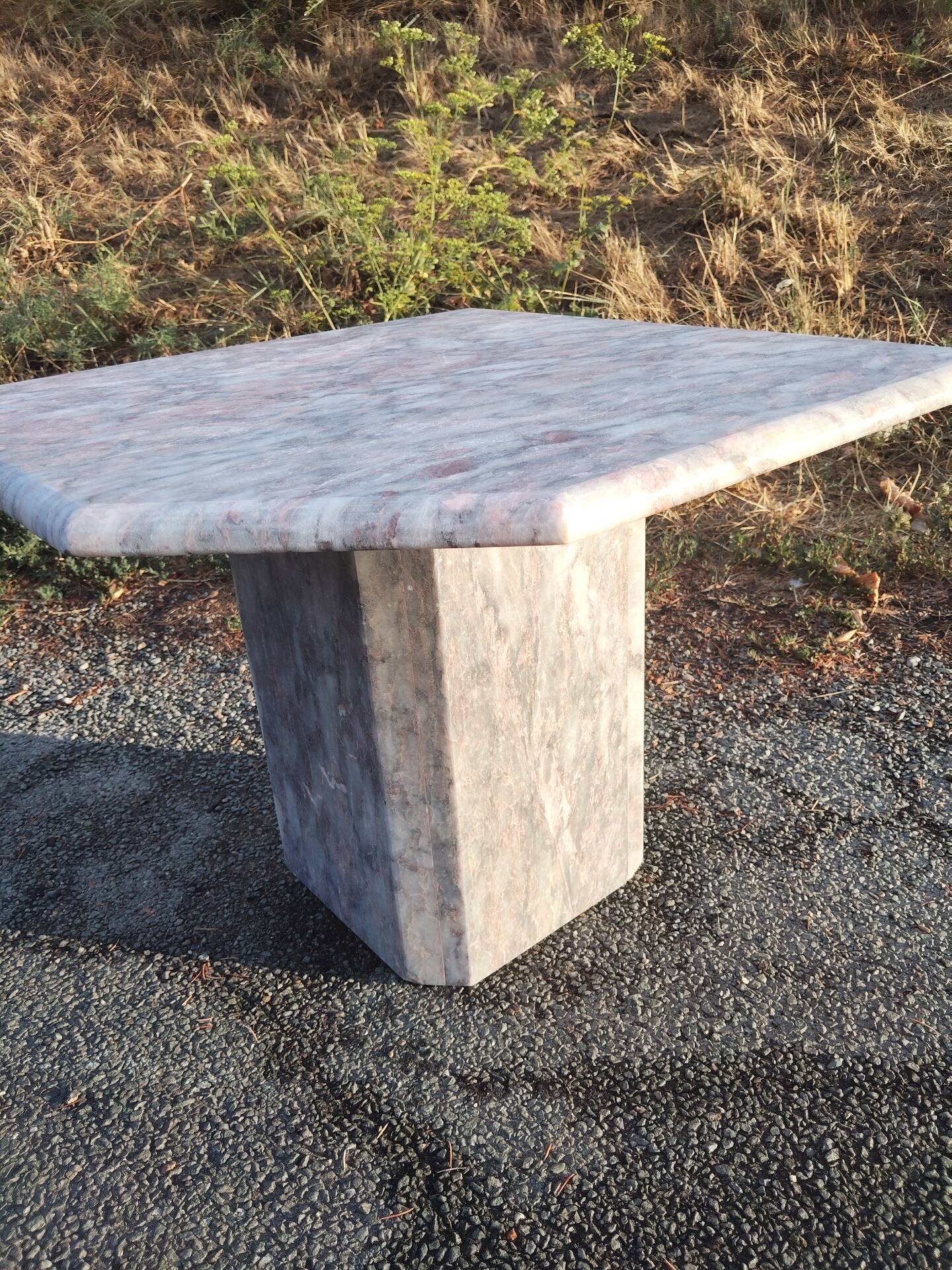 Sculptural coffee table in grey and pink marble – Vintage 1970s/1980s