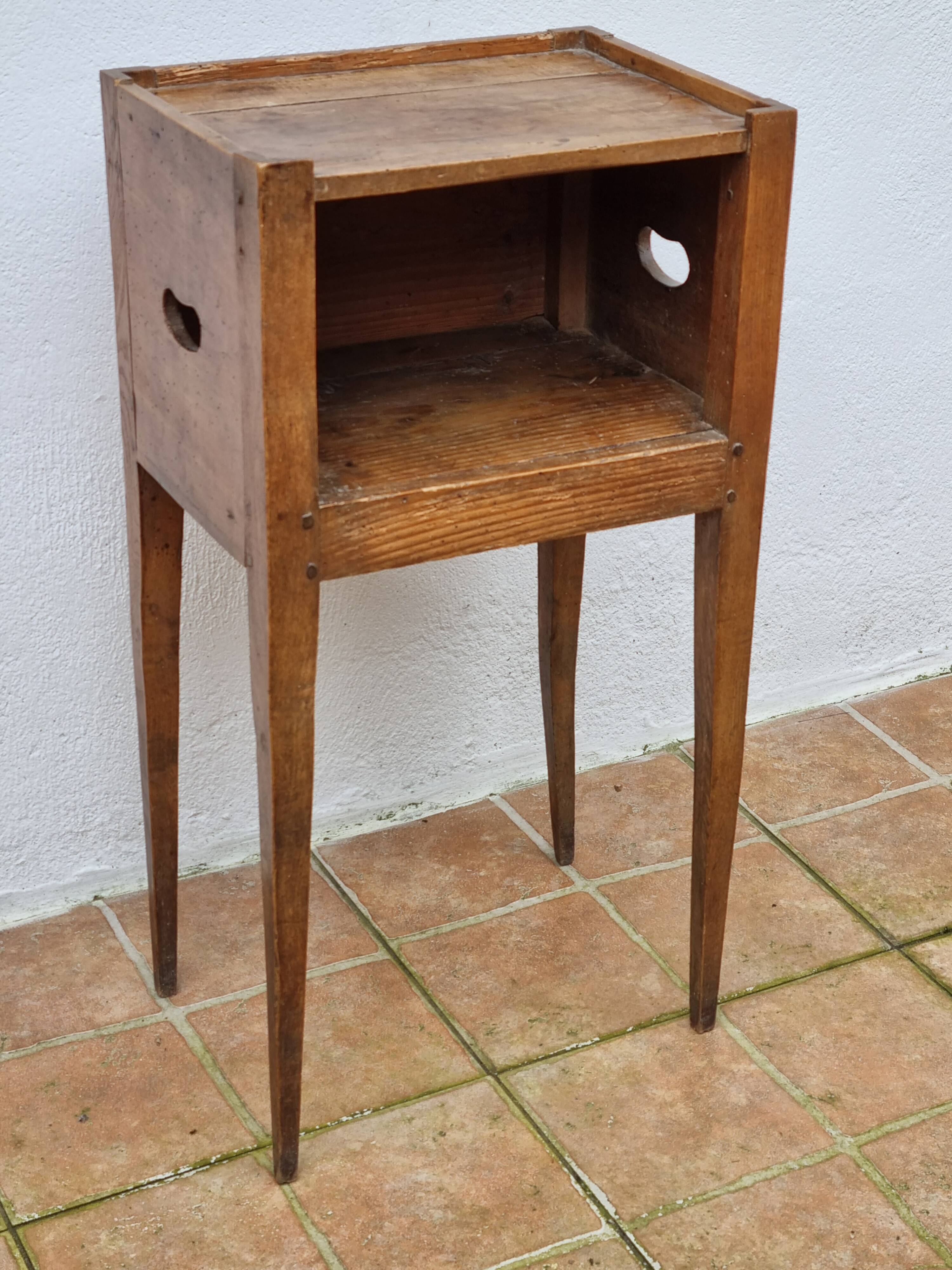 Table de chevet ancienne en bois, poignées latérales ajourées, fin XIXe