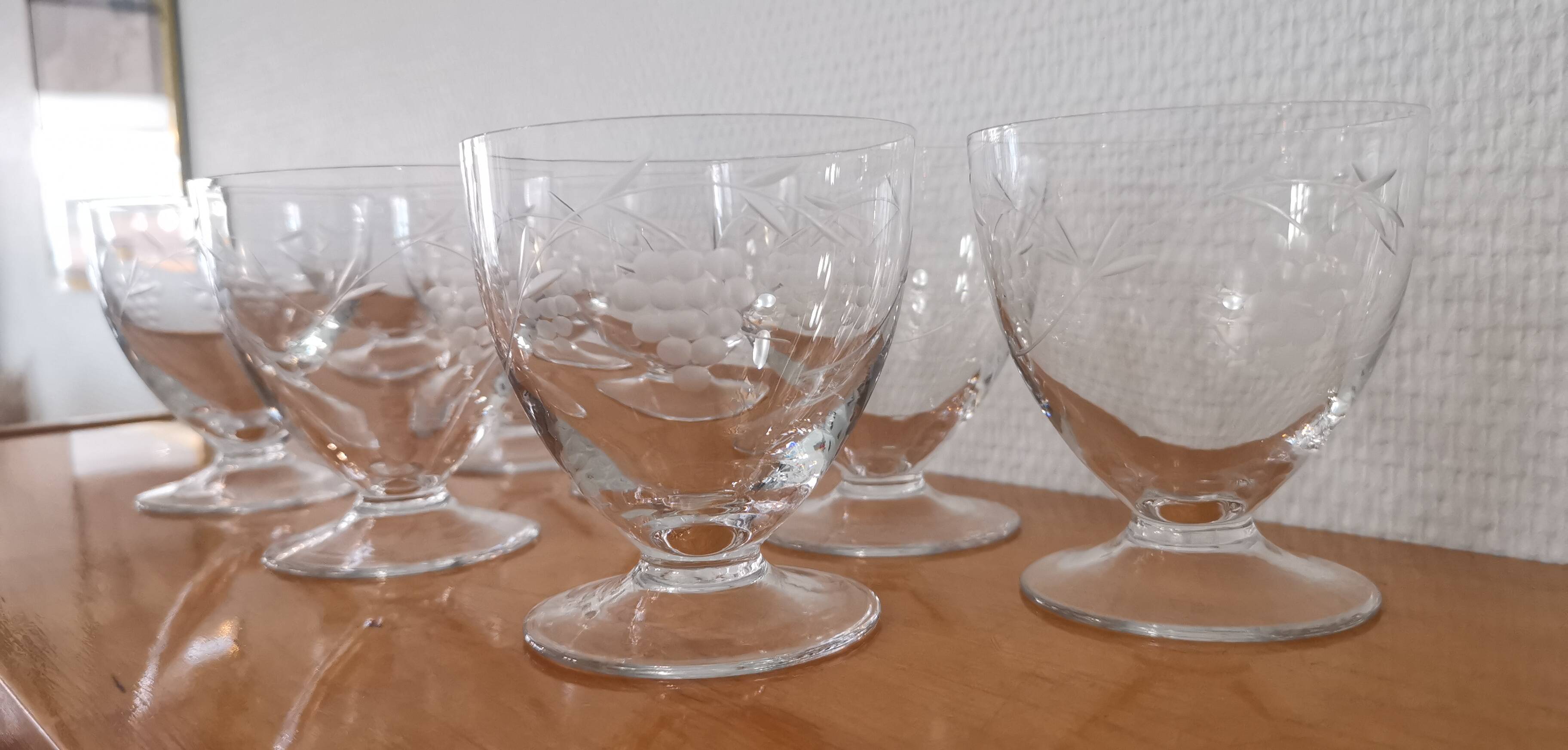 Set de 8 anciens verres sur pied décor ciselé