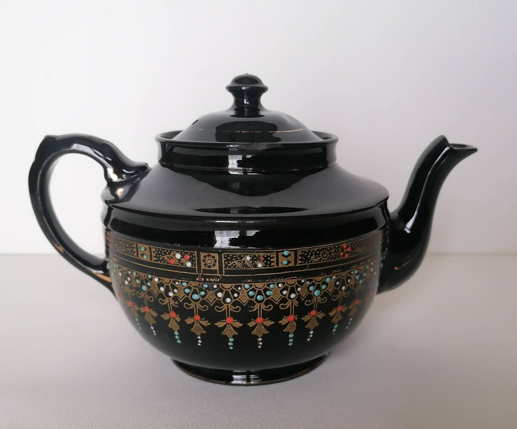 Victoria numbered enamelled earthenware teapot