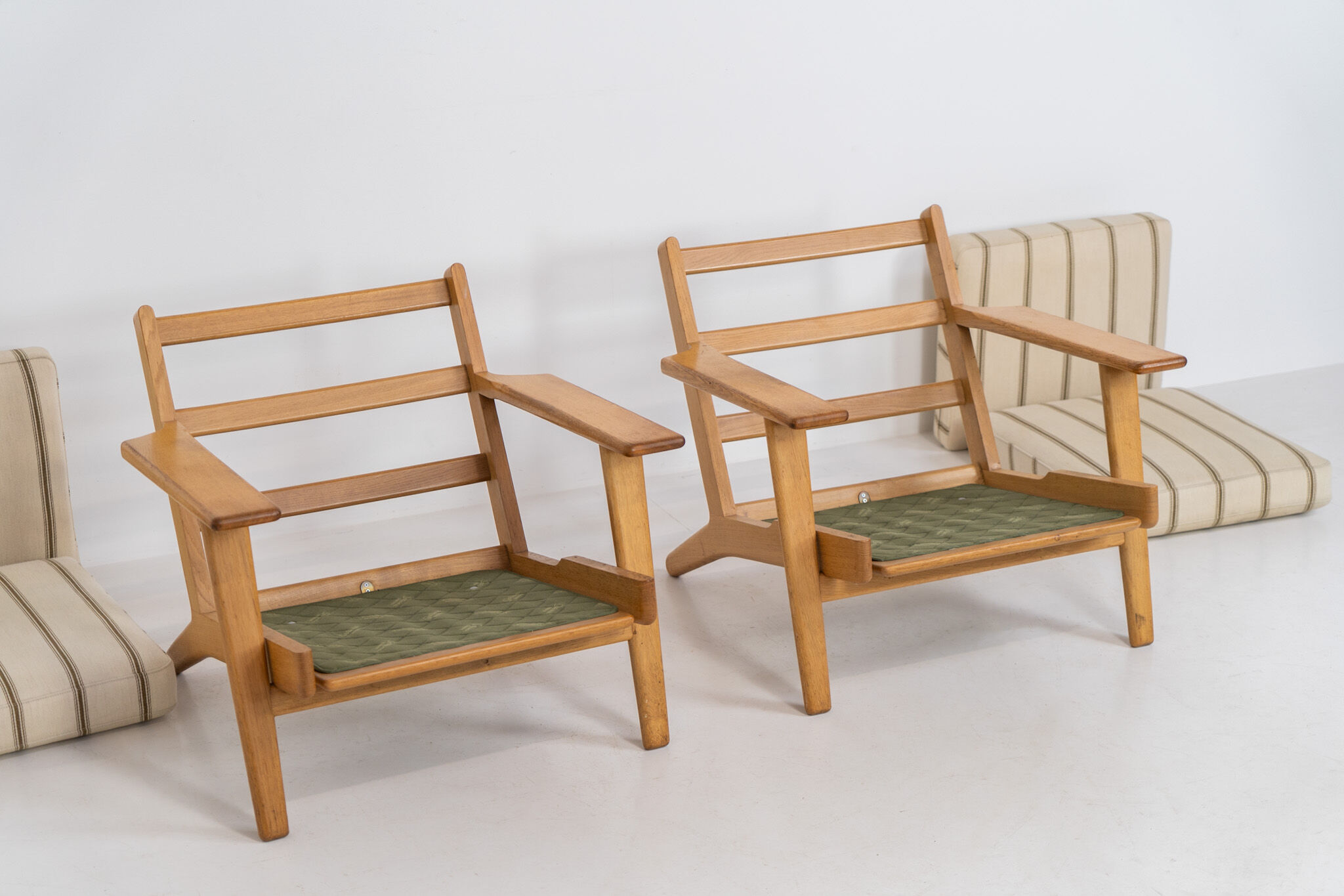 Pair of first-generation GE-290 lounge chairs designed by Hans J. Wegner.