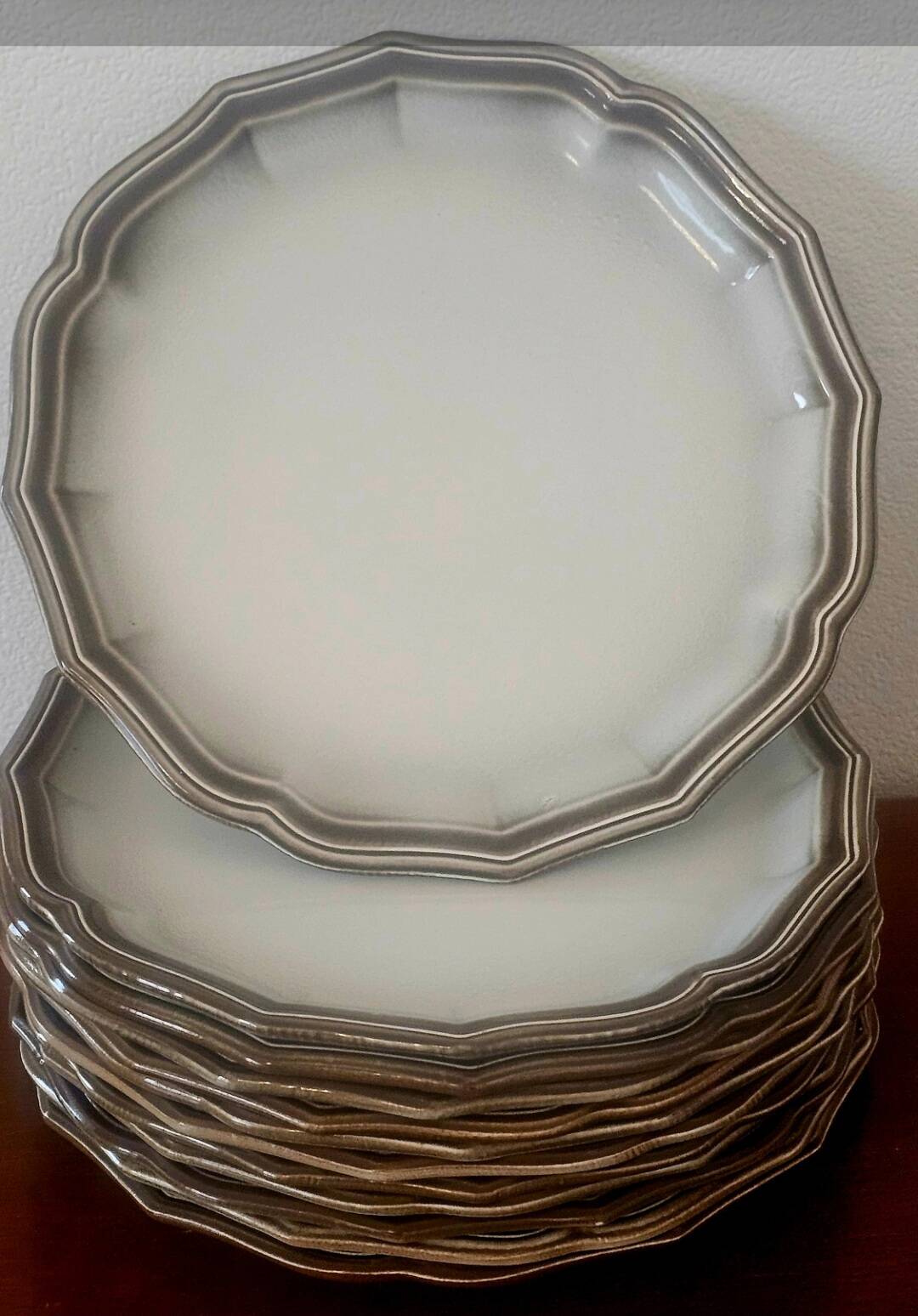 Service of 12 flat plates Salins France, taupe rim.