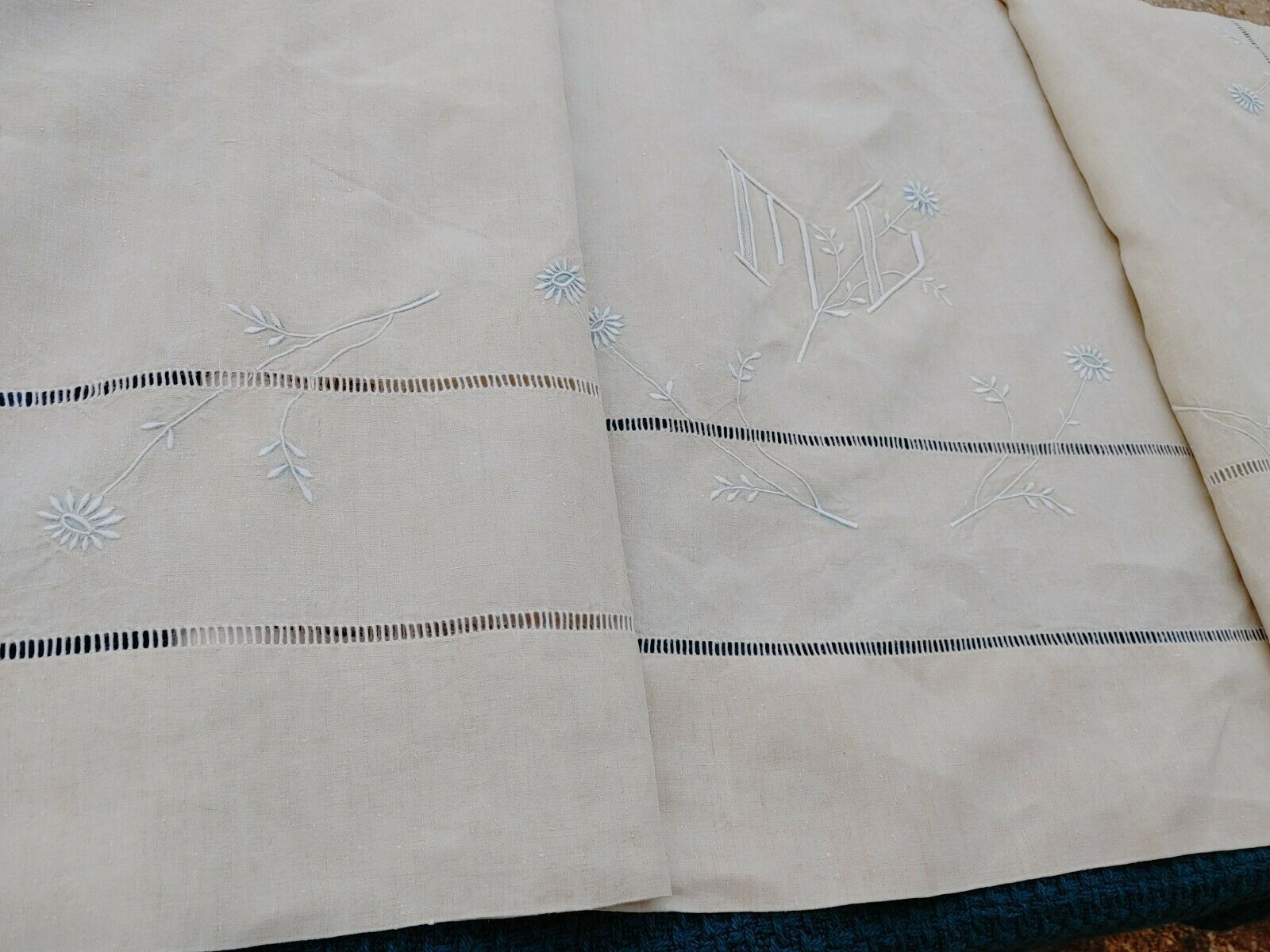 Drap ancien toile de lin retour, fleurs, monogramme brodé main 215 cm x 267 cm