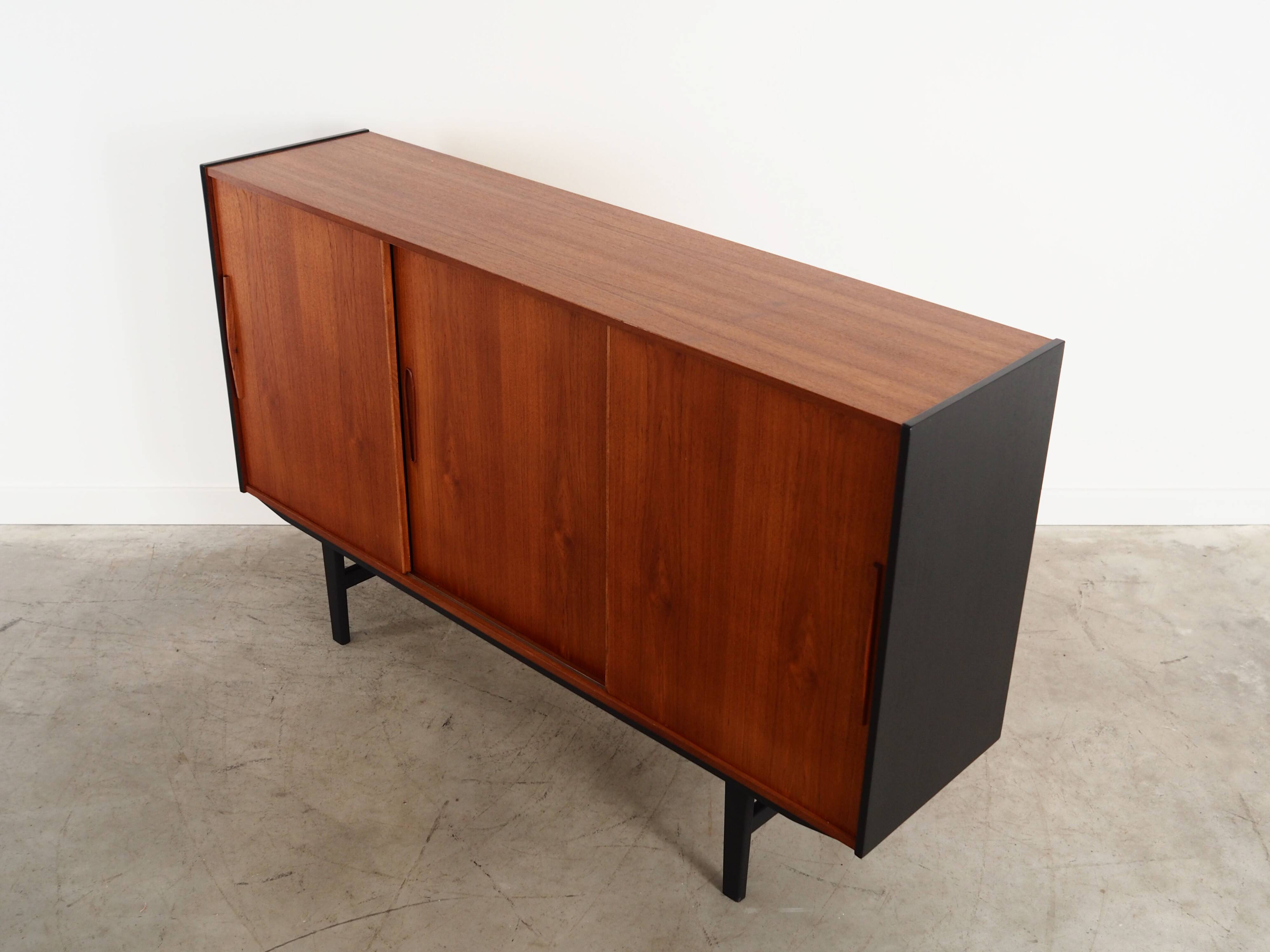 Buffet haut en teck, design danois, années 1960, production : Danemark