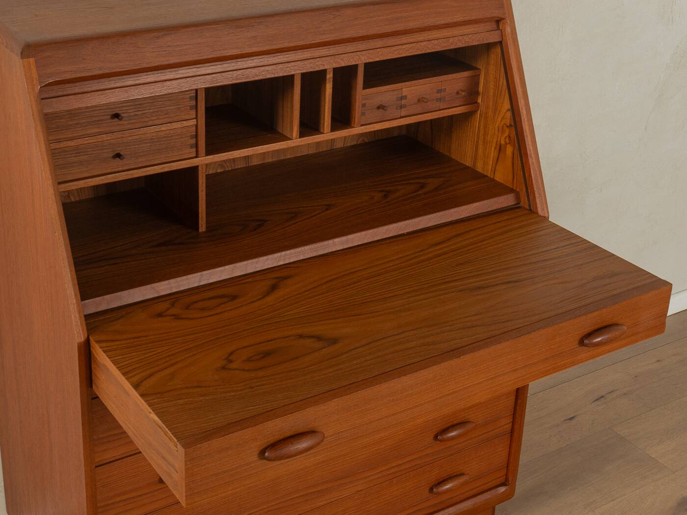 1980s bureau, Dyrlund