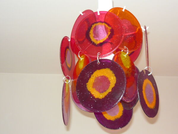 Suspension a disques colores annees 70