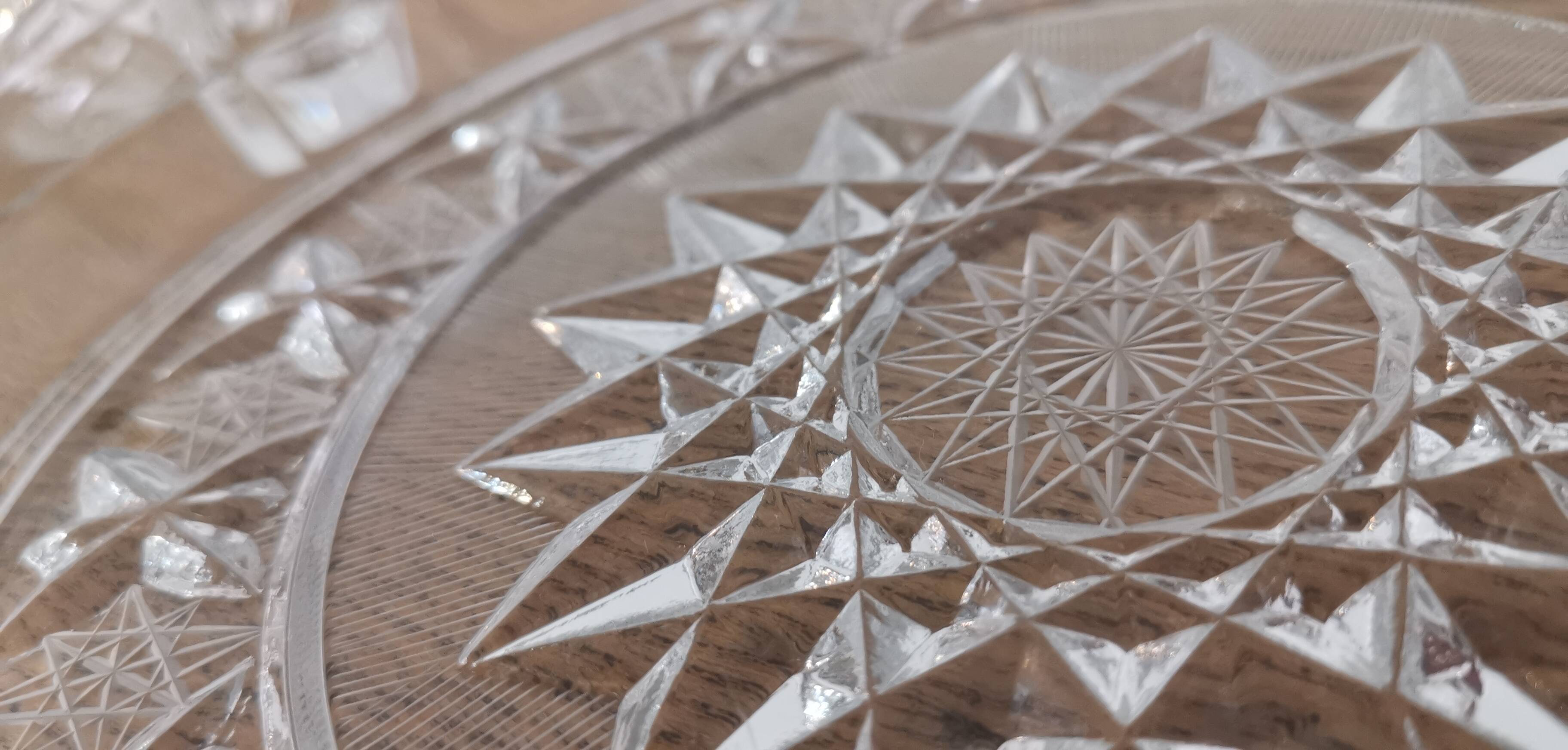 Presentation service 8 glasses and its Bohemian Cristal style dish