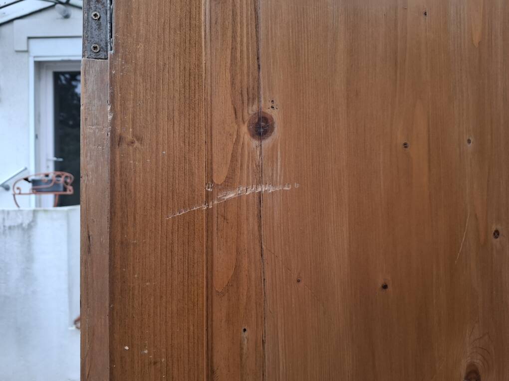 Wooden screen with 3 panels - 2 panels with stripes and perfect hinges.