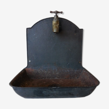Cast iron fountain to attach to the wall