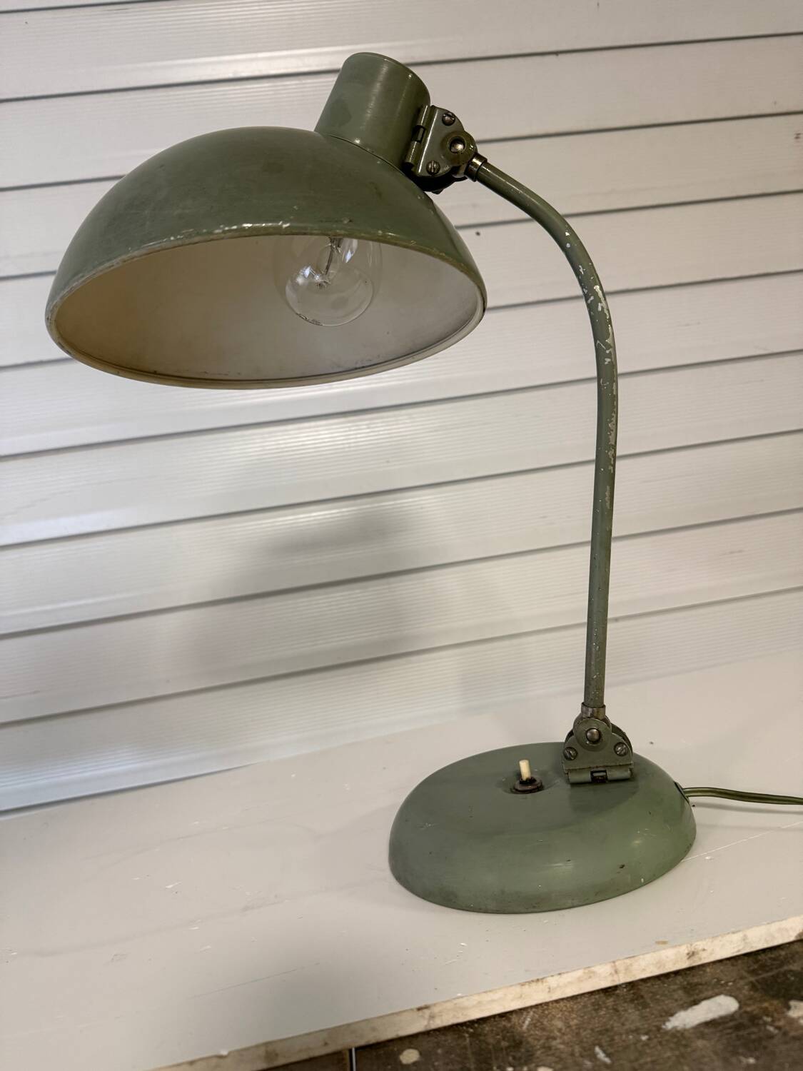 Articulated desk lamp