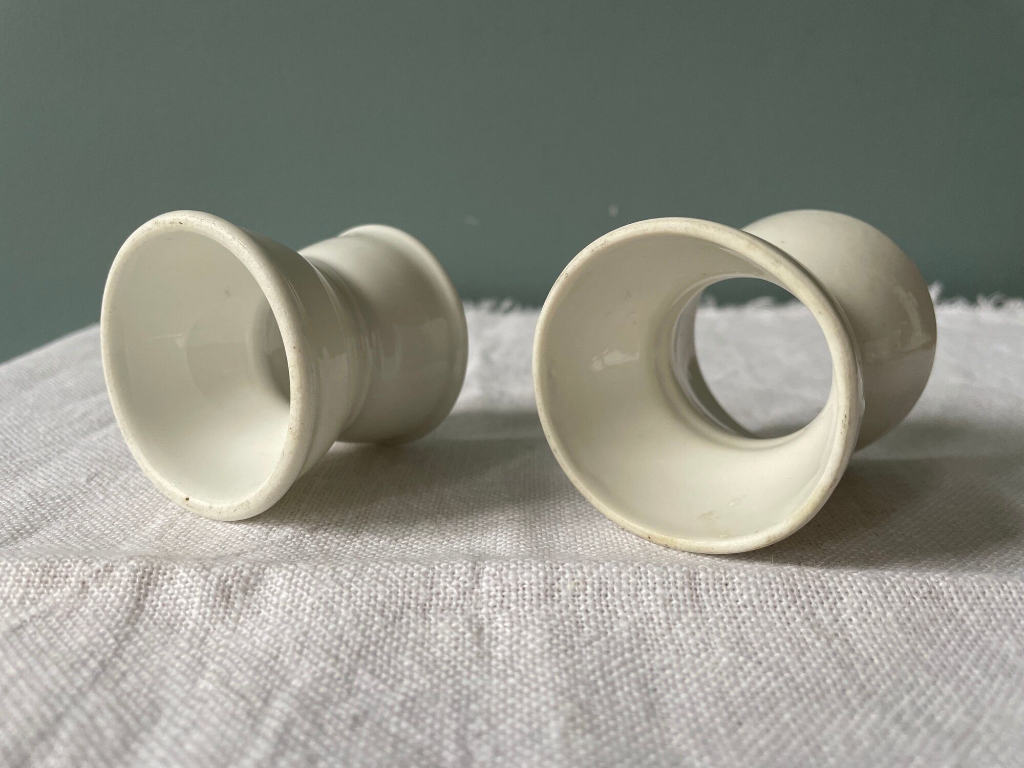 Set of 4 white porcelain diabolo shells