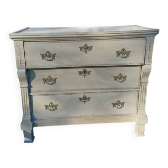 Small vintage bedroom chest of drawers with 3 drawers.